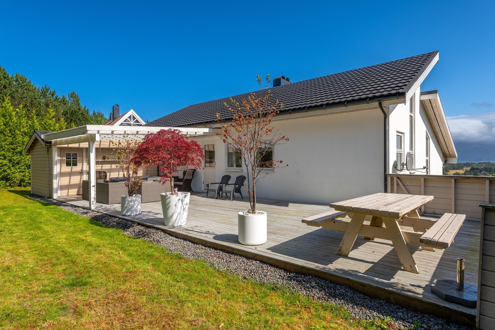 Stor terrasse - perfekt for sosiale sammenkomster Galleribilde