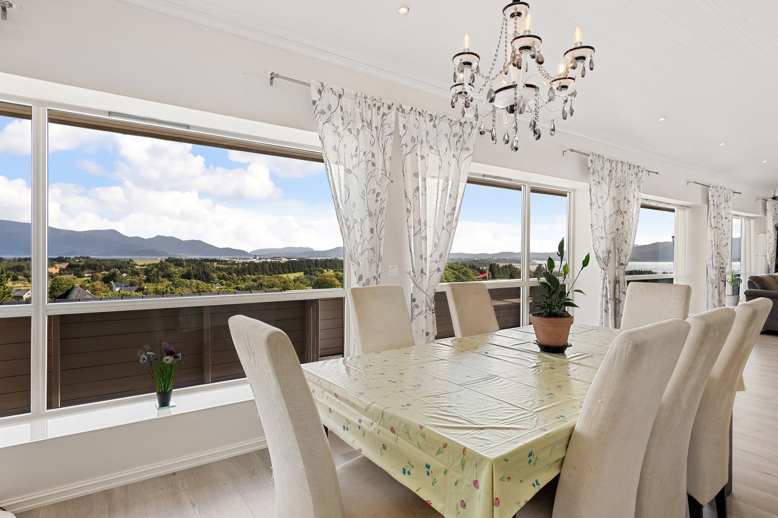 Fra spisestuen kan du nyte måltider med panorama-utsikt. Galleribilde
