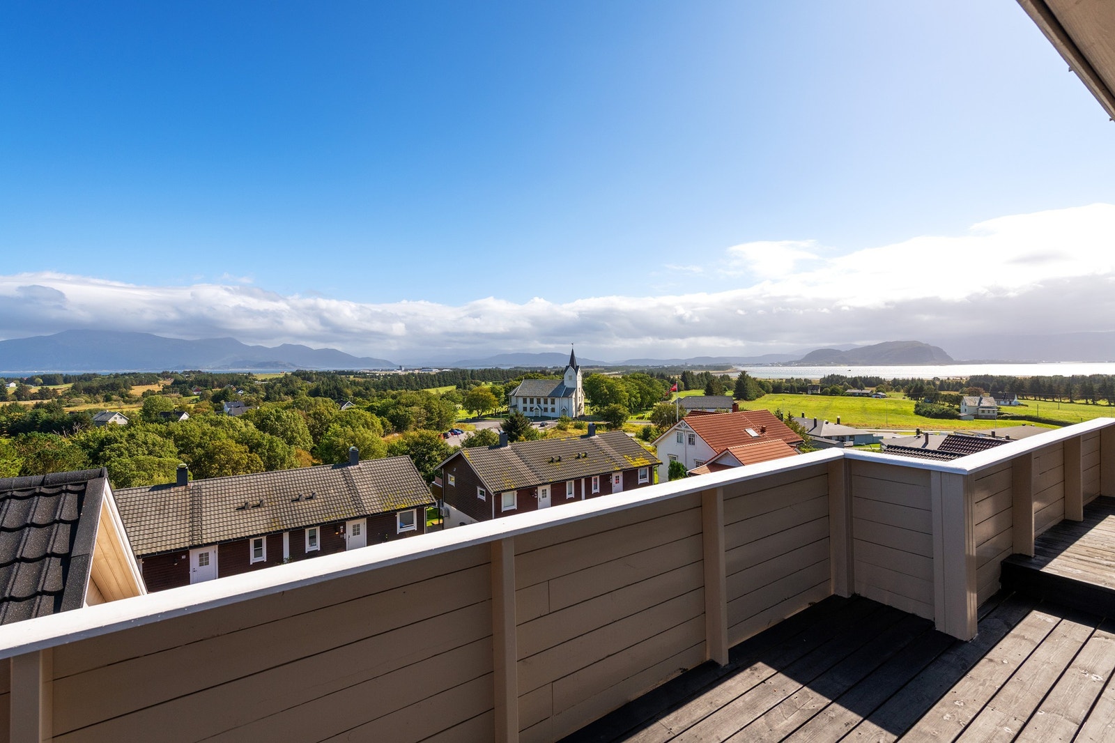 Fra verandaen får du fri sikt over både fjord og fjell. Galleribilde