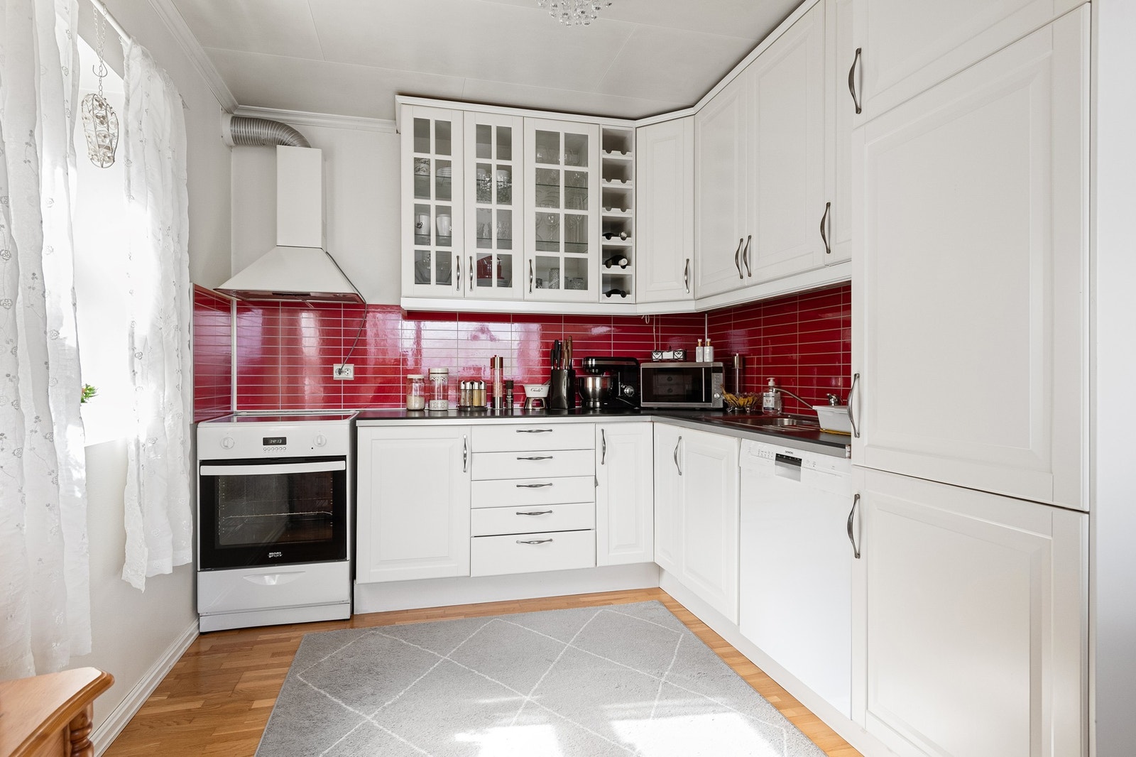 Kjøkken med god skapplass Galleribilde