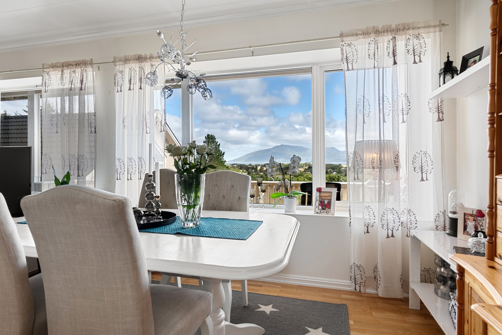 Spisestue med vindu og utsikt Galleribilde