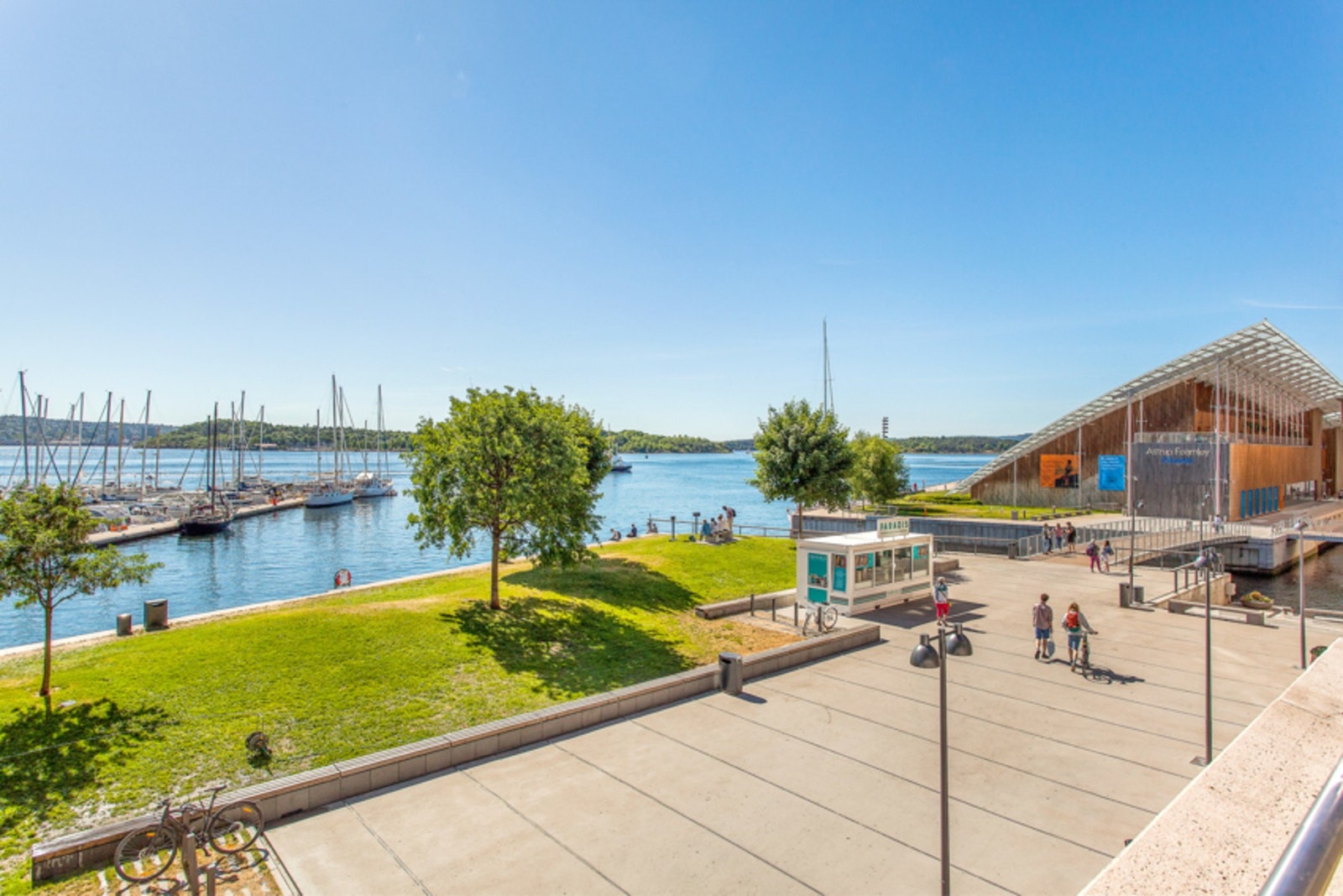 Det er kort vei alt av servicetilbud i sentrum. Galleribilde