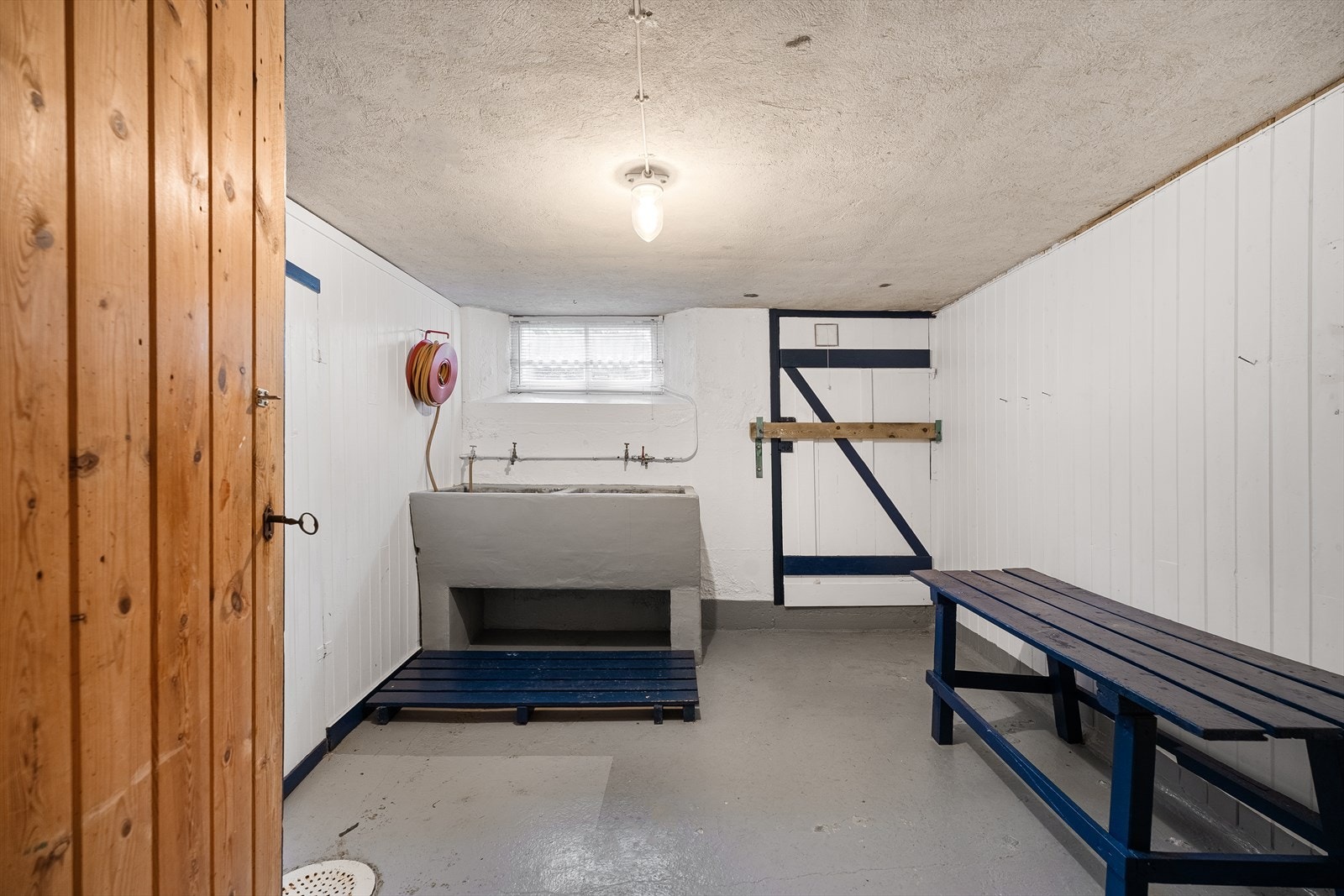 Det er vaskrom og godt med oppbevaring i kjeller. Galleribilde