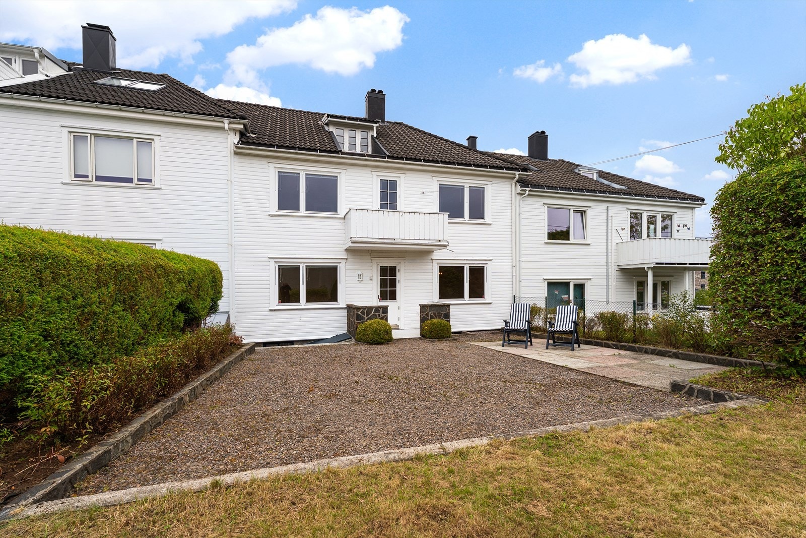 Fra luke til venstre er det inngang til kjeller fra denne siden av boligen. Galleribilde