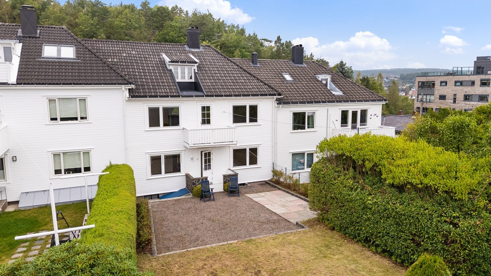 En stor bolig med utrolig mye potensiale - solrik stor hage og sentral beliggenhet. Galleribilde