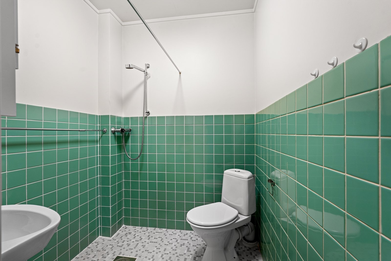 Flislagt baderom i andre etasje med toalett og dusj. Galleribilde