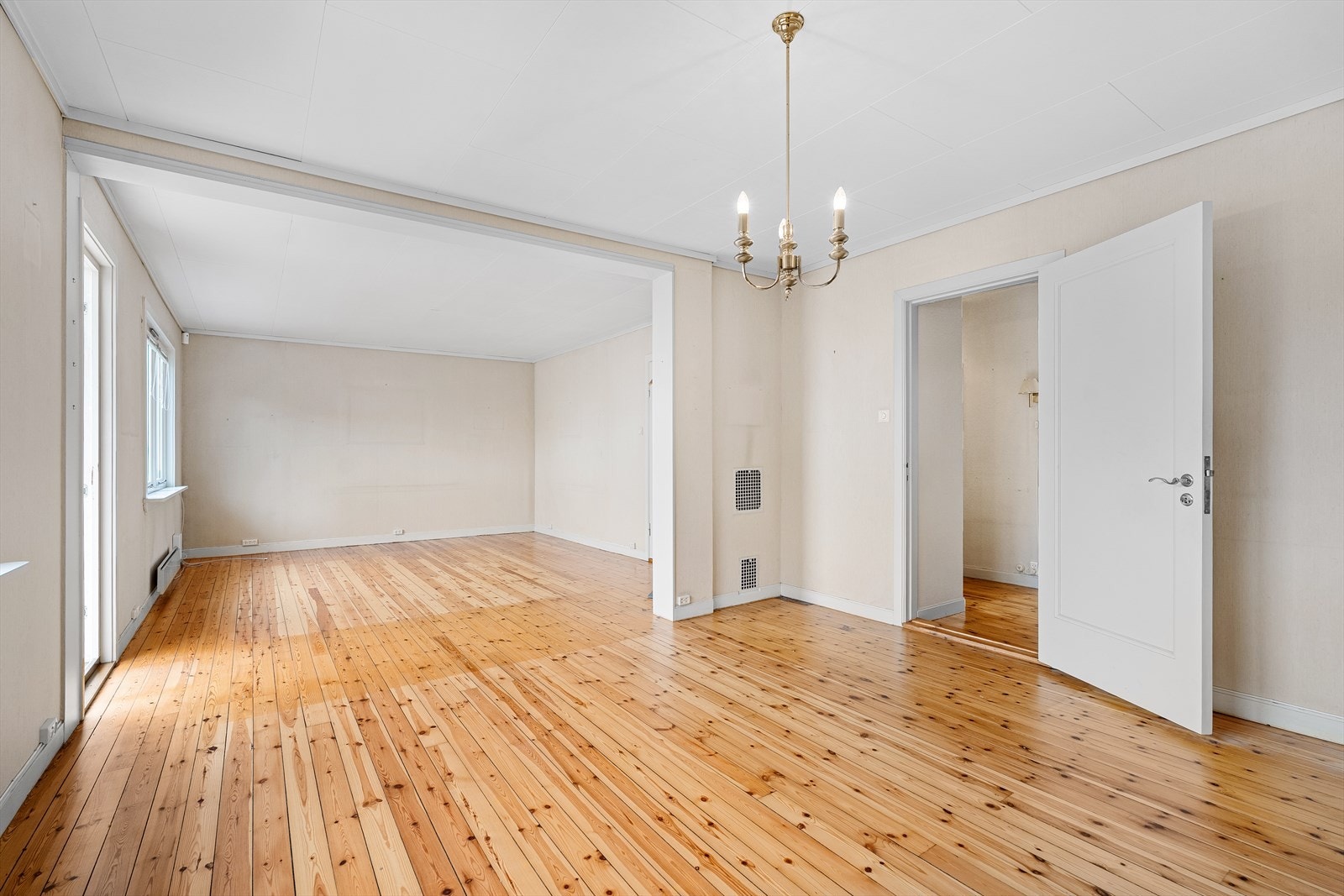 Det er stor stue med god plass til ulike soner. Det må nevnes at det trolig er gode muligheter for andre romløsninger (dog kan dette være søknadspliktig, kontakt megler for info). Galleribilde