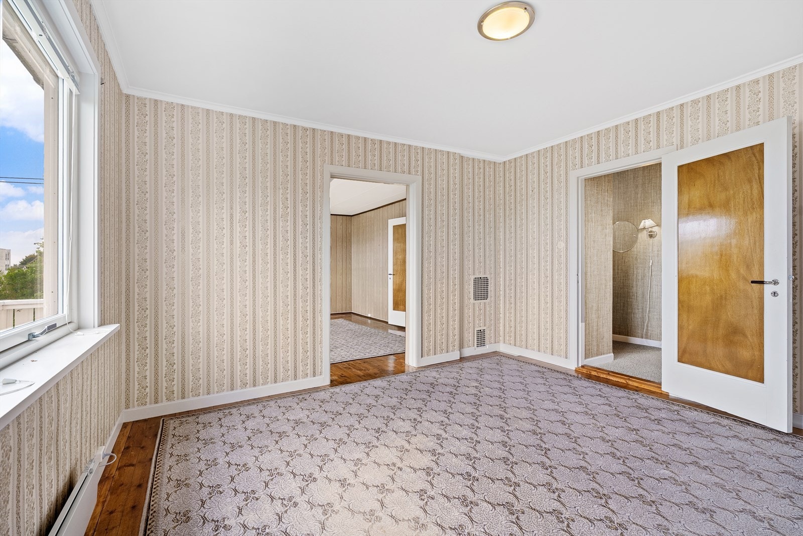 I andre etasje er det stor stue, soverom samt baderom og kjøkken. Galleribilde