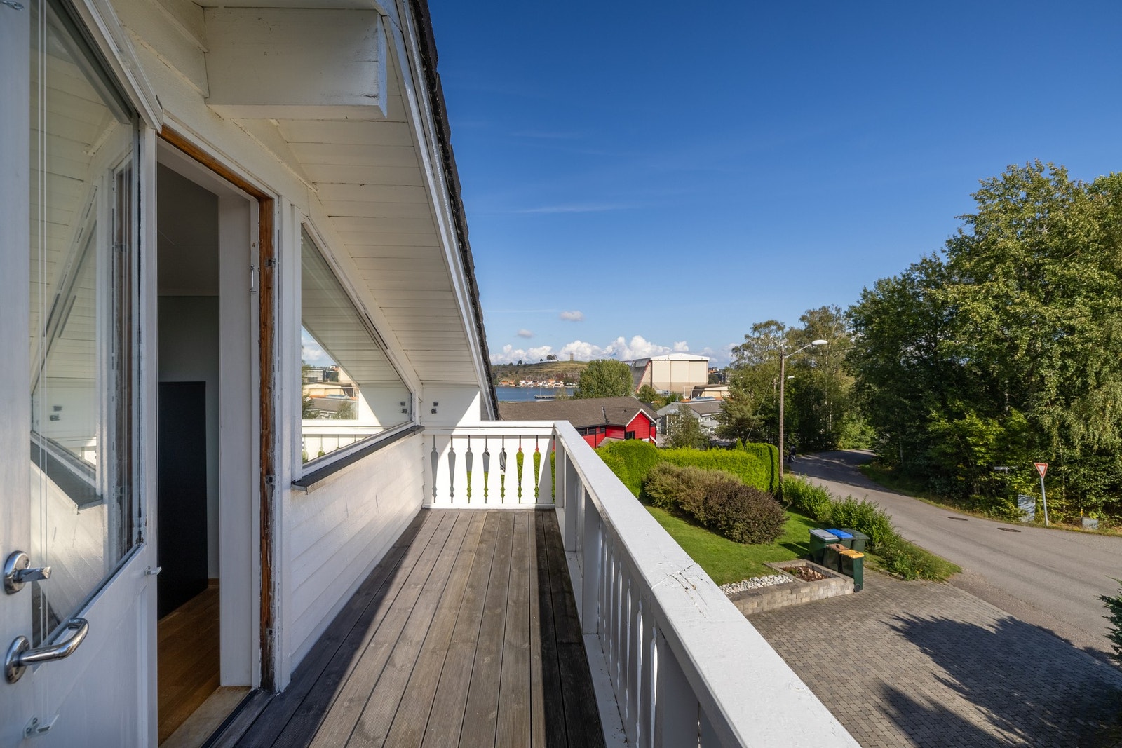 Fra ett av soverommene i loftsetasjen er det utgang til en luftebalkong på ca. 7 kvm. Galleribilde