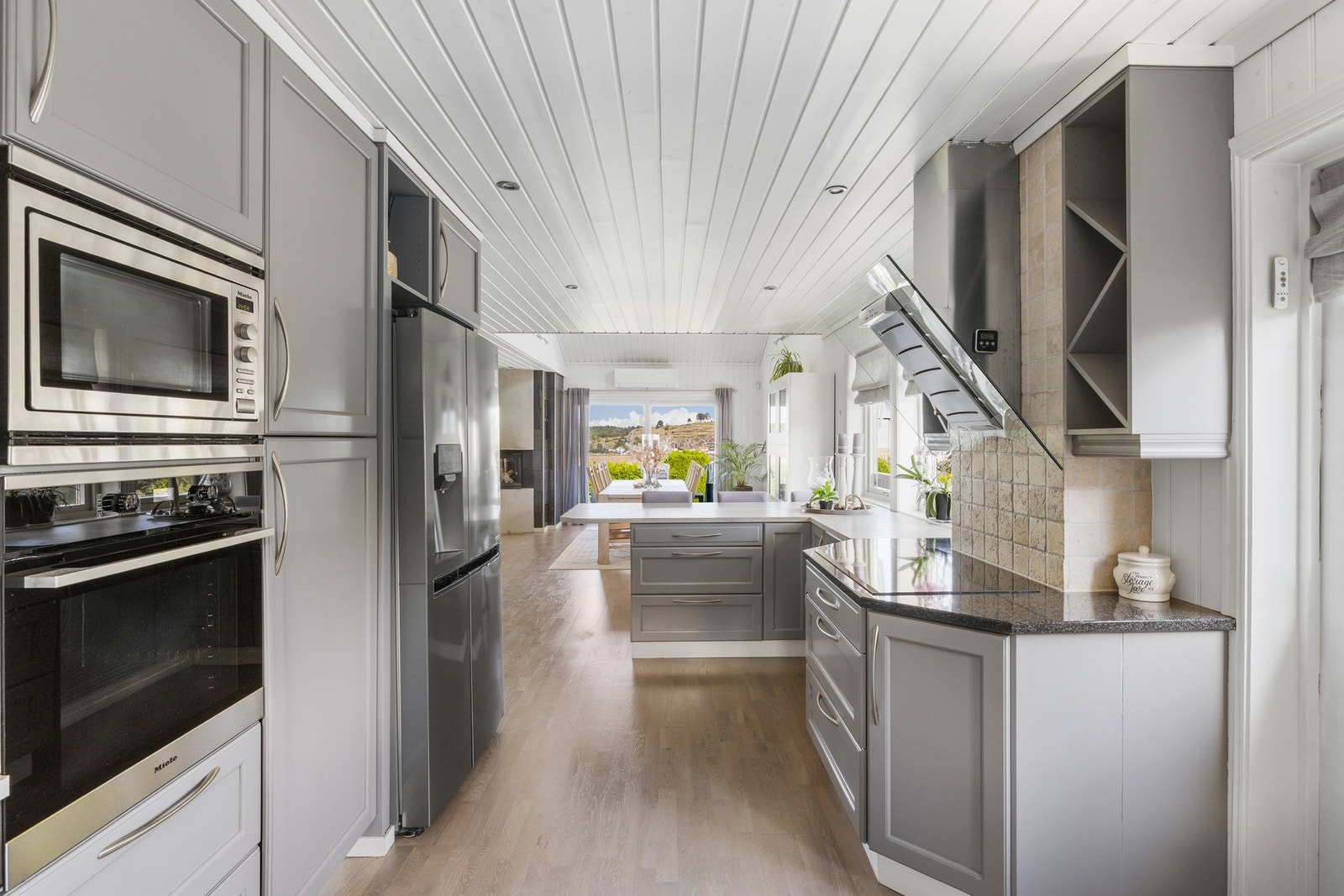 Videre er kjøkkenet utstyrt med integrert kjøl-/fryseskap, mikrobølgeovn, stekeovn og koketopp, samt ventilator, benkestikk og opplegg for oppvaskmaskin. Galleribilde