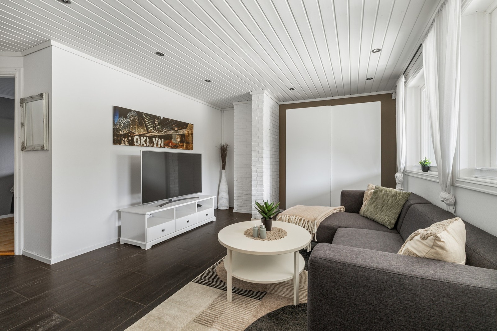 Mellom soverommene i underetasjen er det en koselig kjellerstue - et kjærkomment element for storfamilien. Galleribilde