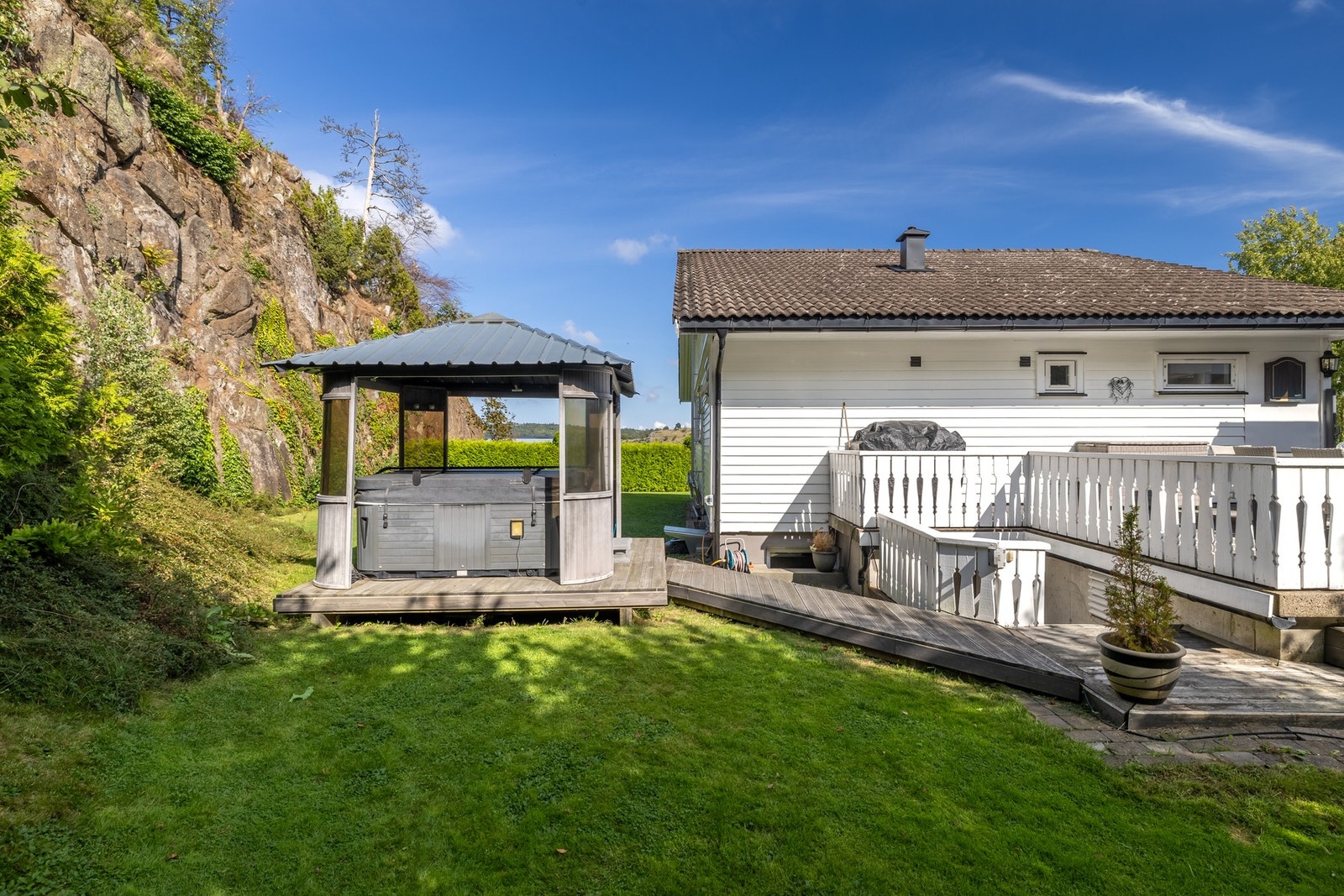 Under et annet overbygg er det et jacuzzi - perfekt for kjøligere høstkvelder! Galleribilde