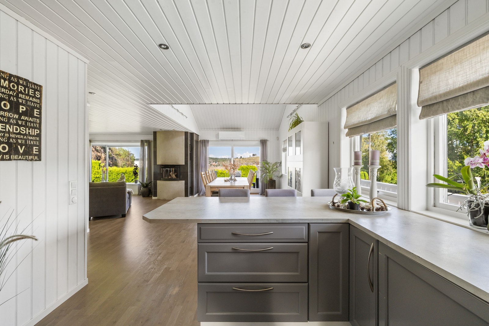 Kjøkkenet har et klassisk og pent design med gode benkeflater og rikelig med oppbevaringsplass. Galleribilde