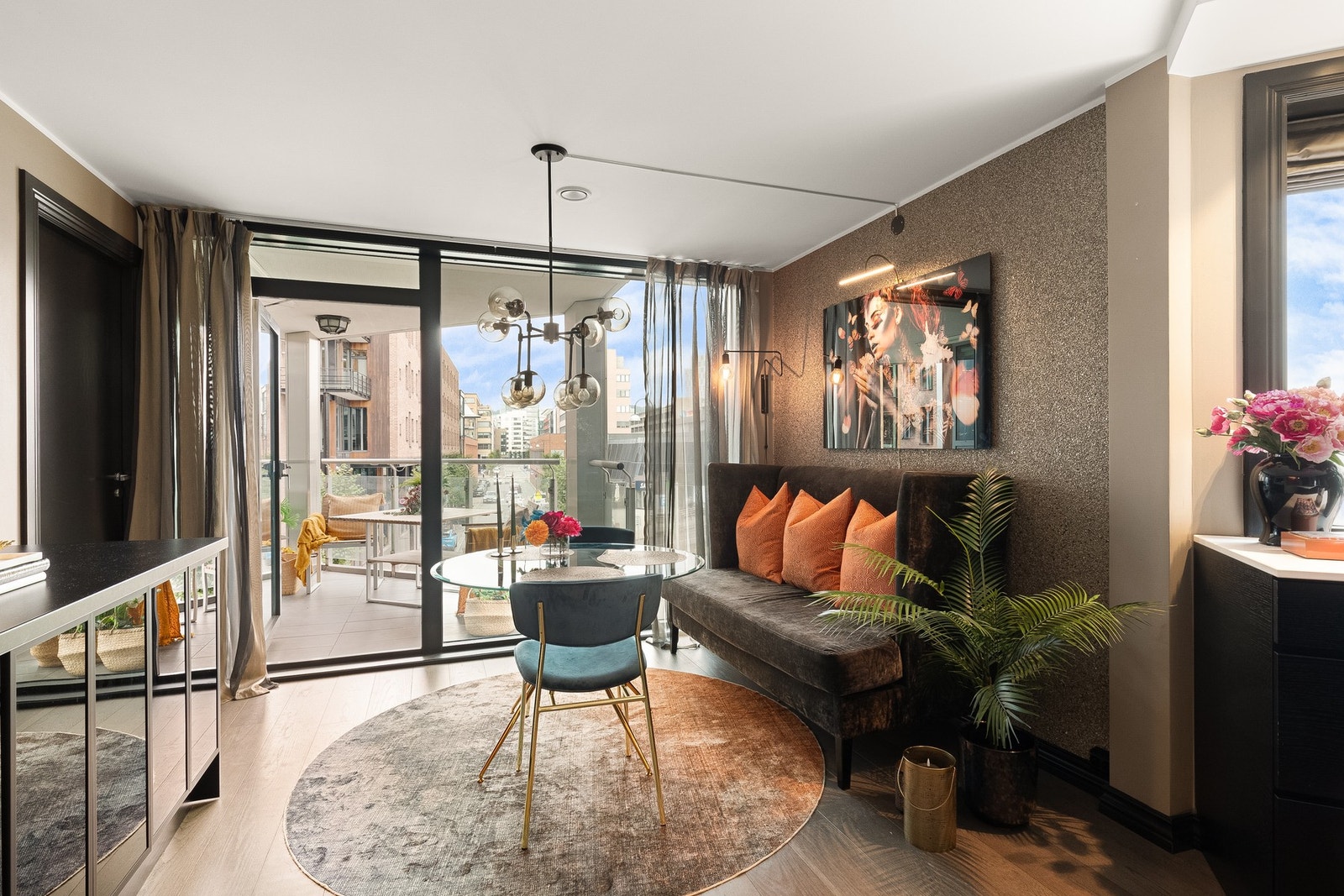 Vindusflatene strekker seg fra gulv til himling og gir godt med lysinnslipp. Galleribilde