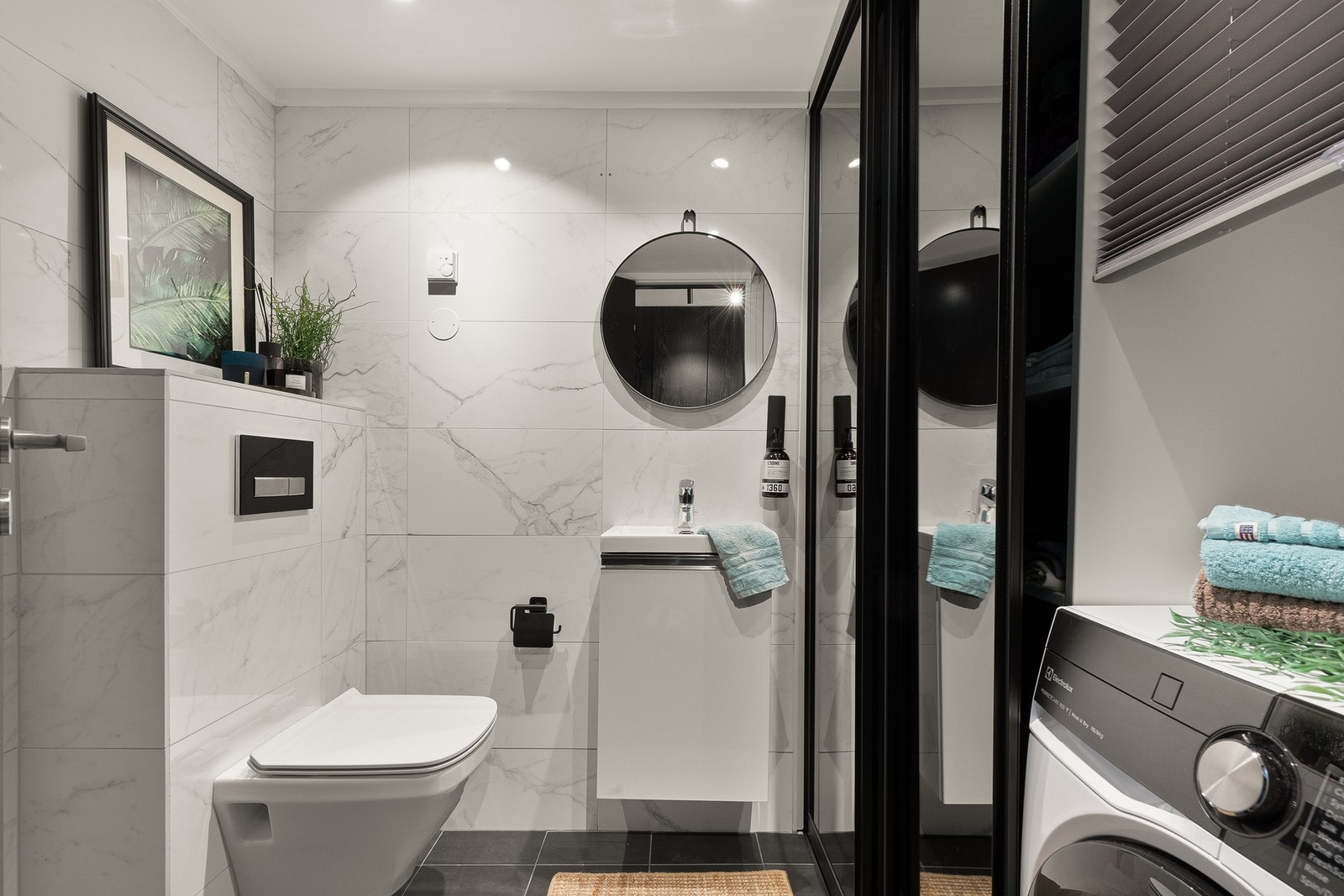 Stilrent bad med nye fliser fra 2016. Det er tilrettelagt for vaskemaskin i innredningen. Galleribilde