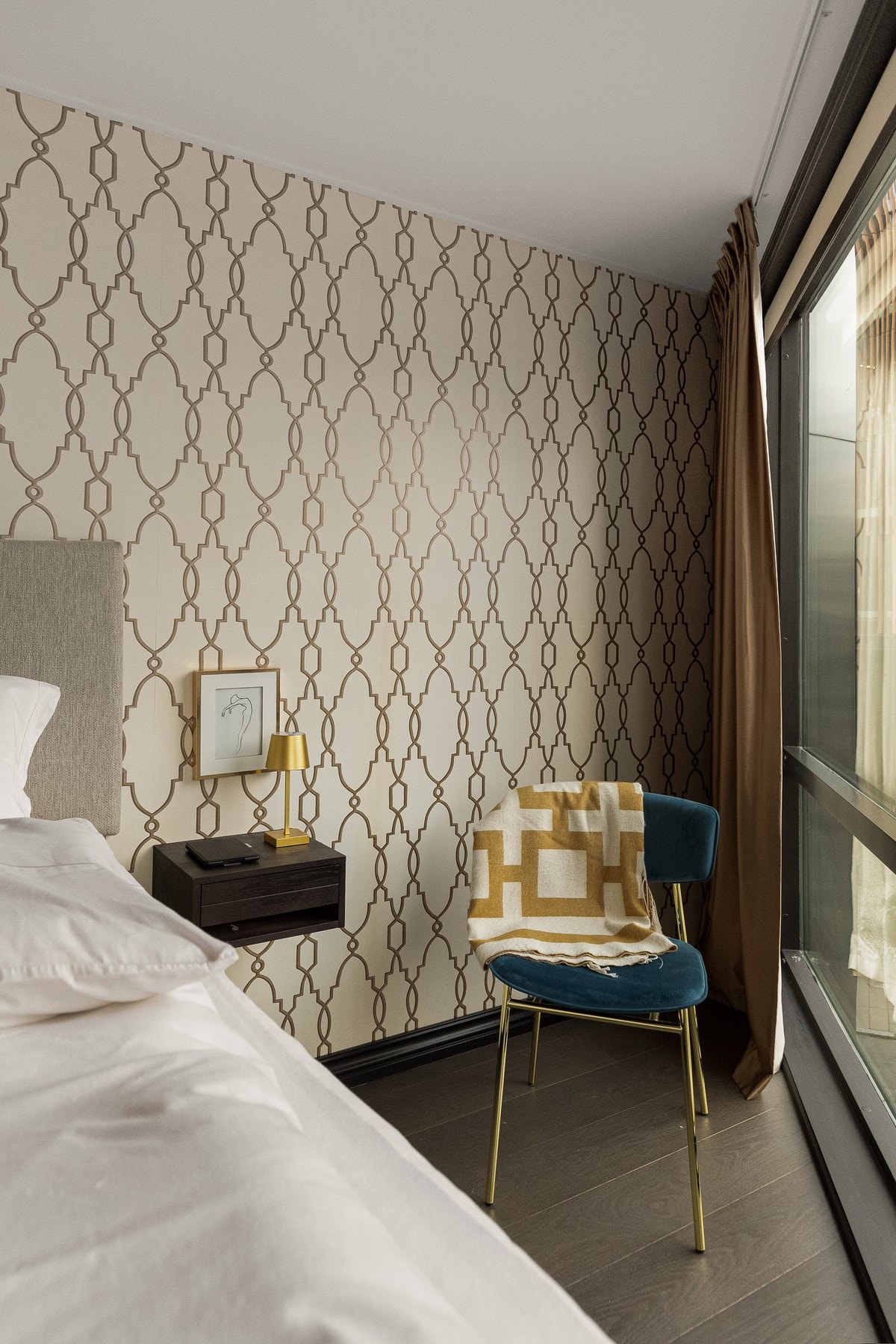 Veggflatene er kledd med elegant tapet som gir rommet et eksklusivt preg og en behagelig hotellfølelse. Galleribilde