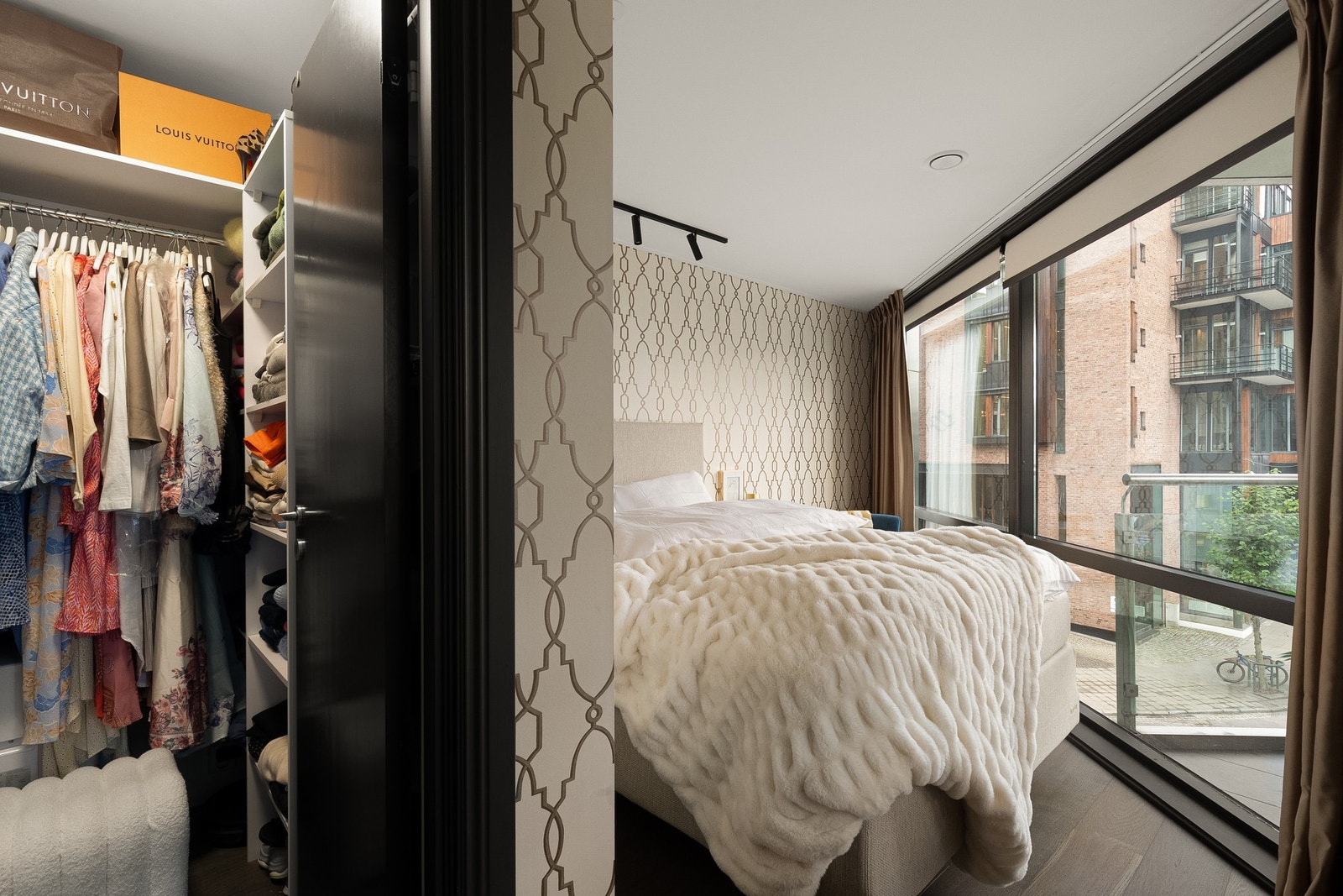 Rommet er tilknyttet et eget walk-in closet. Galleribilde