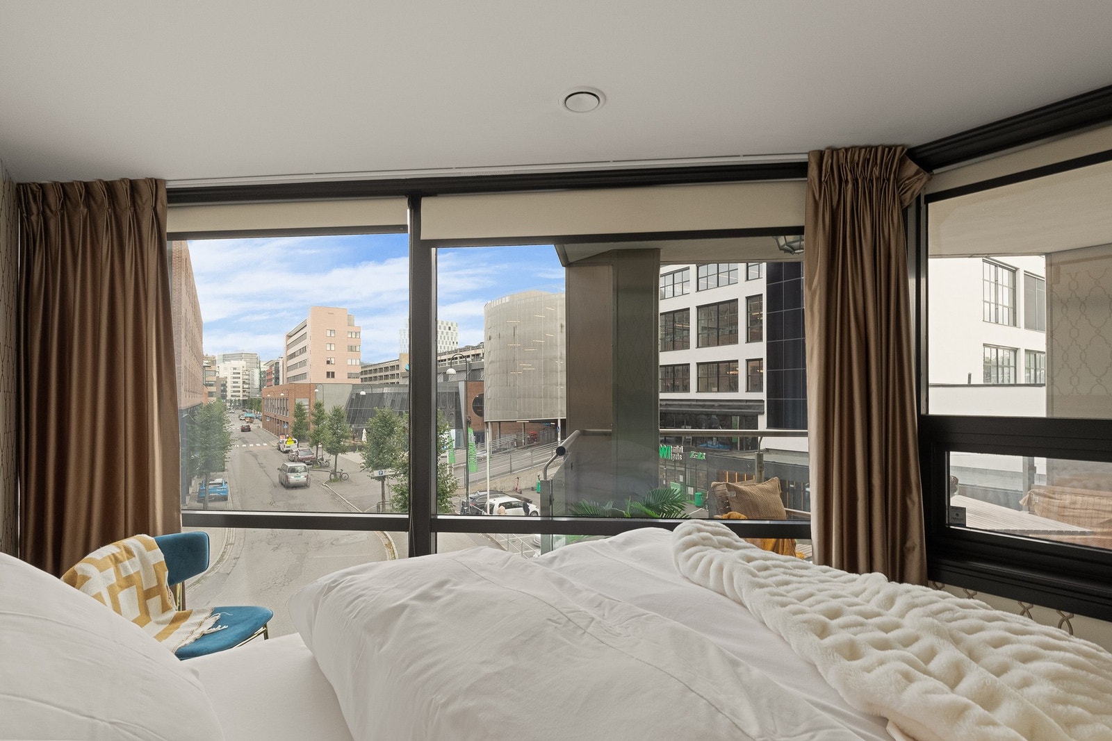 Vindusflatene strekker seg langs hele veggen. Galleribilde