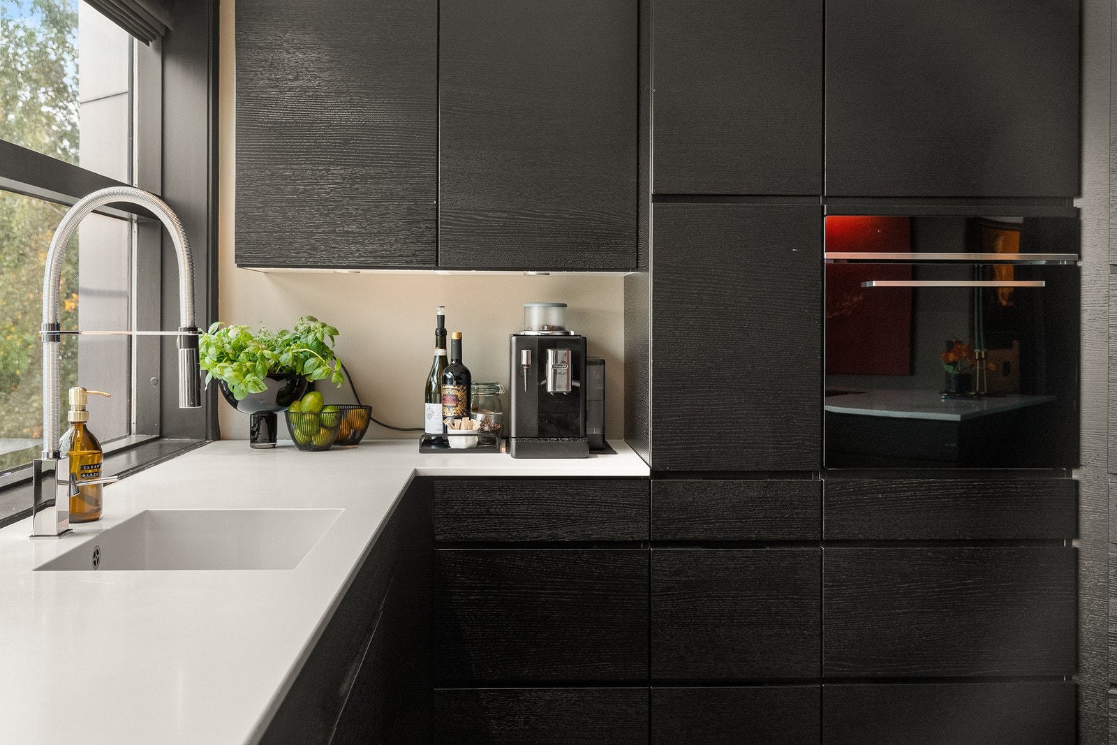 Hvitevarene inkluderer induksjonstopp, integrert kullfilterventilator i kjøkkenøy, stekeovn, oppvaskmaskin samt kjøleskap med fryser. Galleribilde