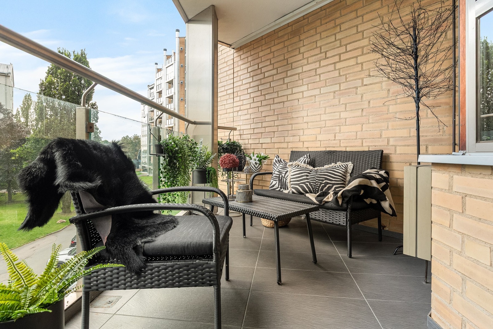 Fra stuen er det utgang til en ytterligere balkong, vendt mot øst, slik at du kan nyte solen gjennom store deler av dagen. Galleribilde