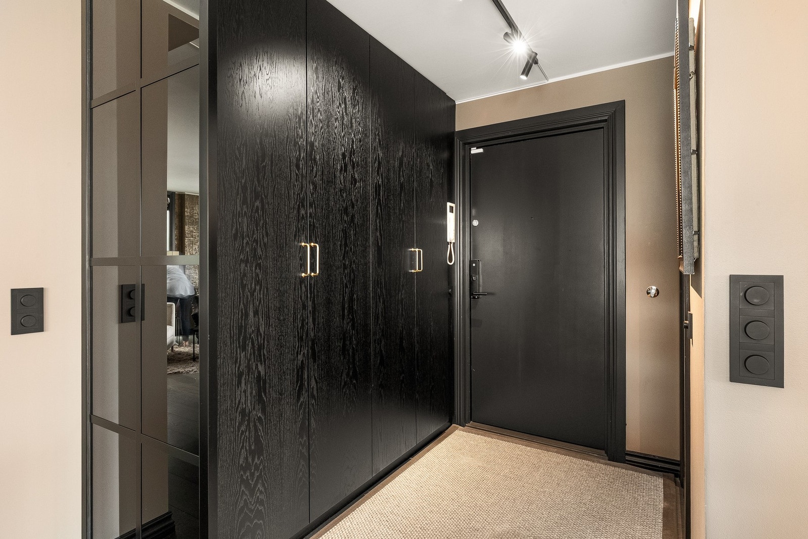 Representativ entré med god plass til oppheng av yttertøy. Galleribilde