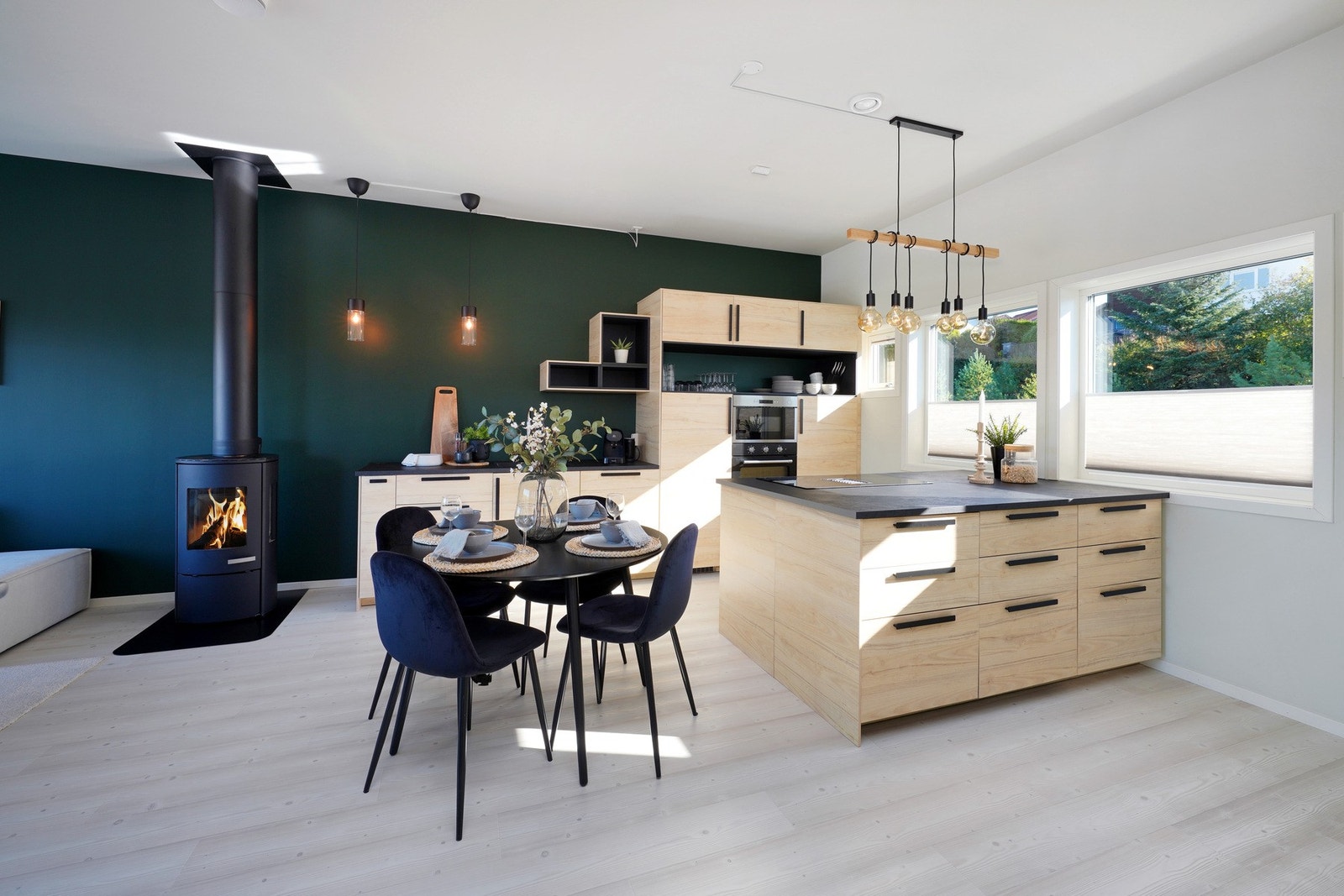 I 2024 ble det montert plissegardiner i alle vinduer i huset utenom i trappen. Galleribilde