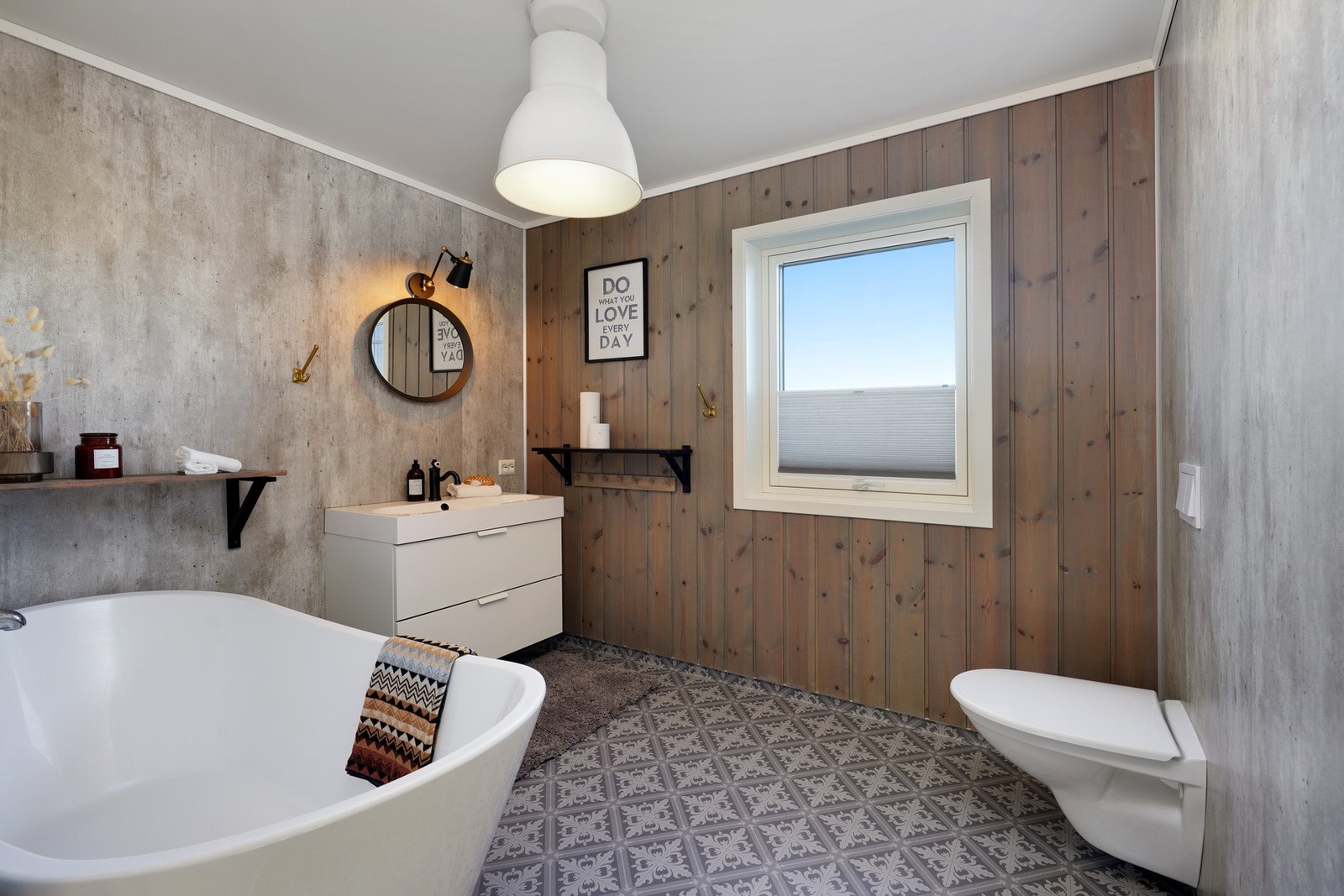 En suite bad med badekar, vegghengt servant og toalett. Galleribilde