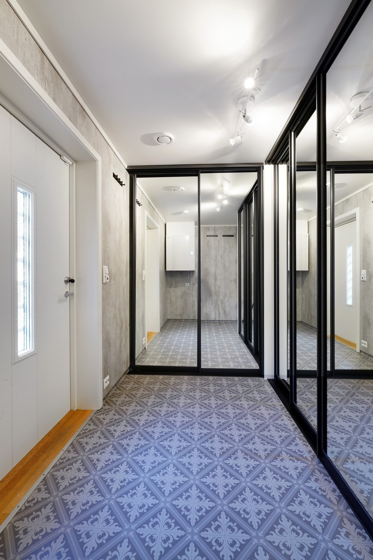Praktisk bi-inngang med ny monterte skyvedørsgarderober (2024). Galleribilde