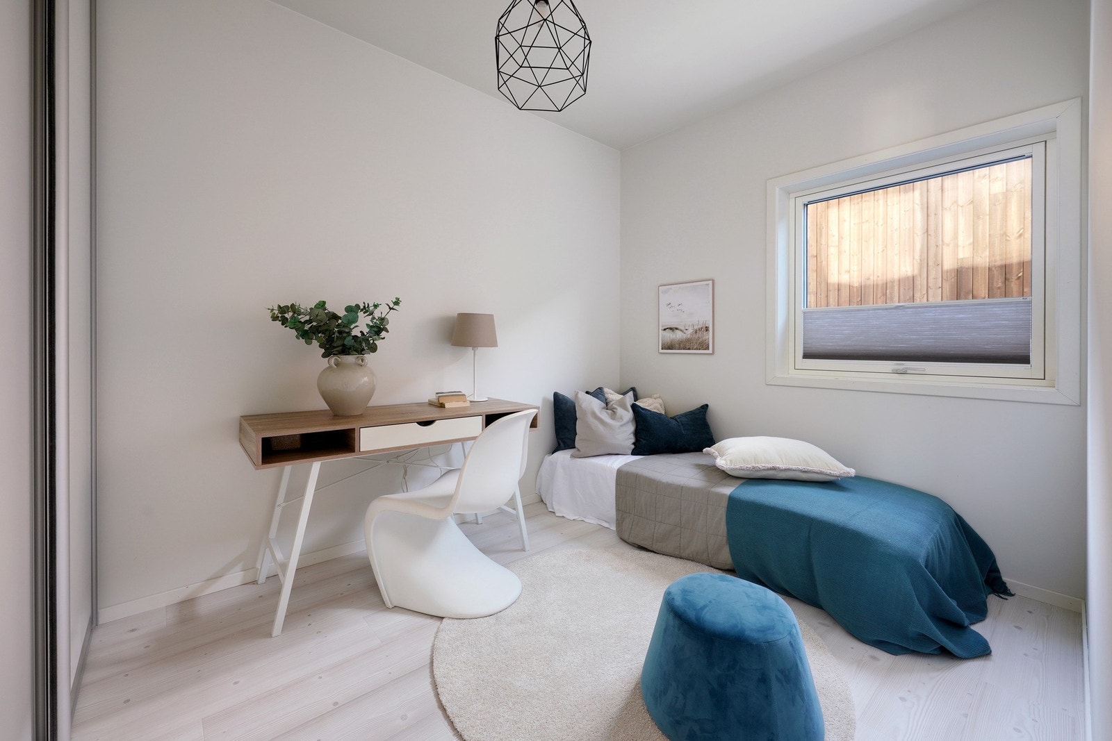 Soverom nr. 3. Nymalt i 2025 og montert skyvedørsgarderobe (2024). Galleribilde