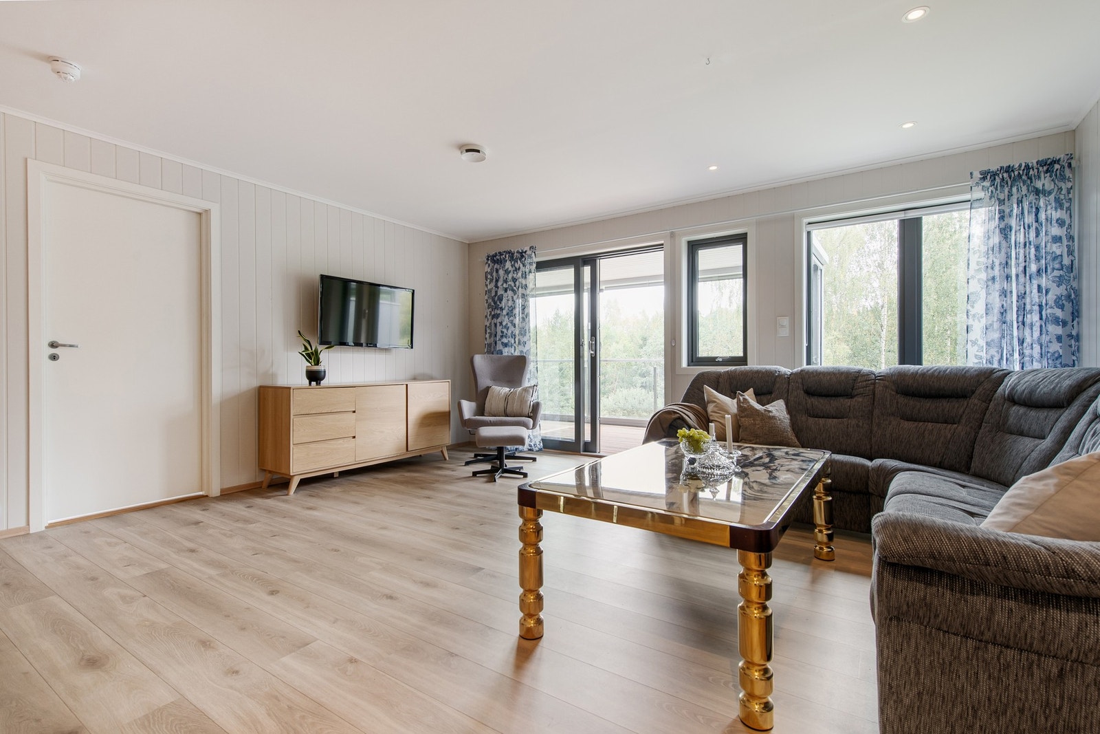 Stuen er romslig og med godt lys Galleribilde