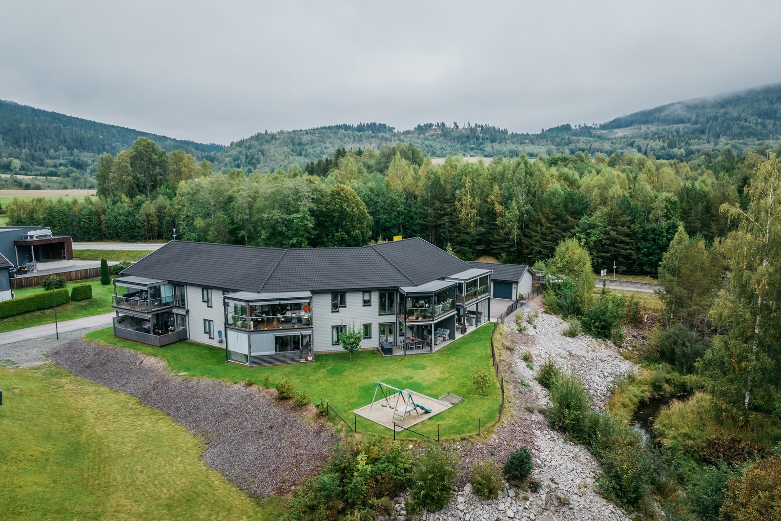 Leiligheten er bygget i 2018 og byr på moderne bokomfort og hyggelige fellesarealer. Galleribilde