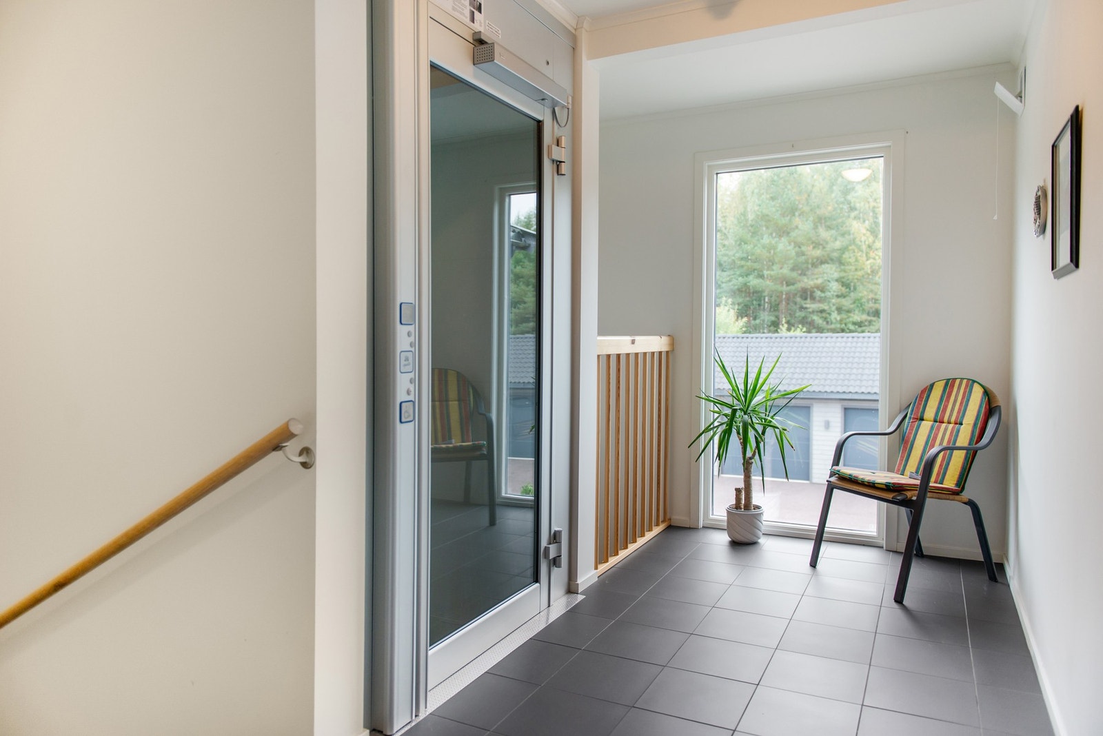 Det er heis i bygget, praktisk når du bor i 2. etasje. Galleribilde