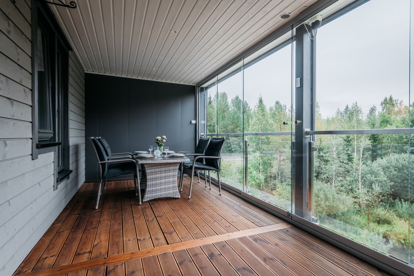 Fra stuen er det utgang til innglasset balkong med god plass til møblement Galleribilde