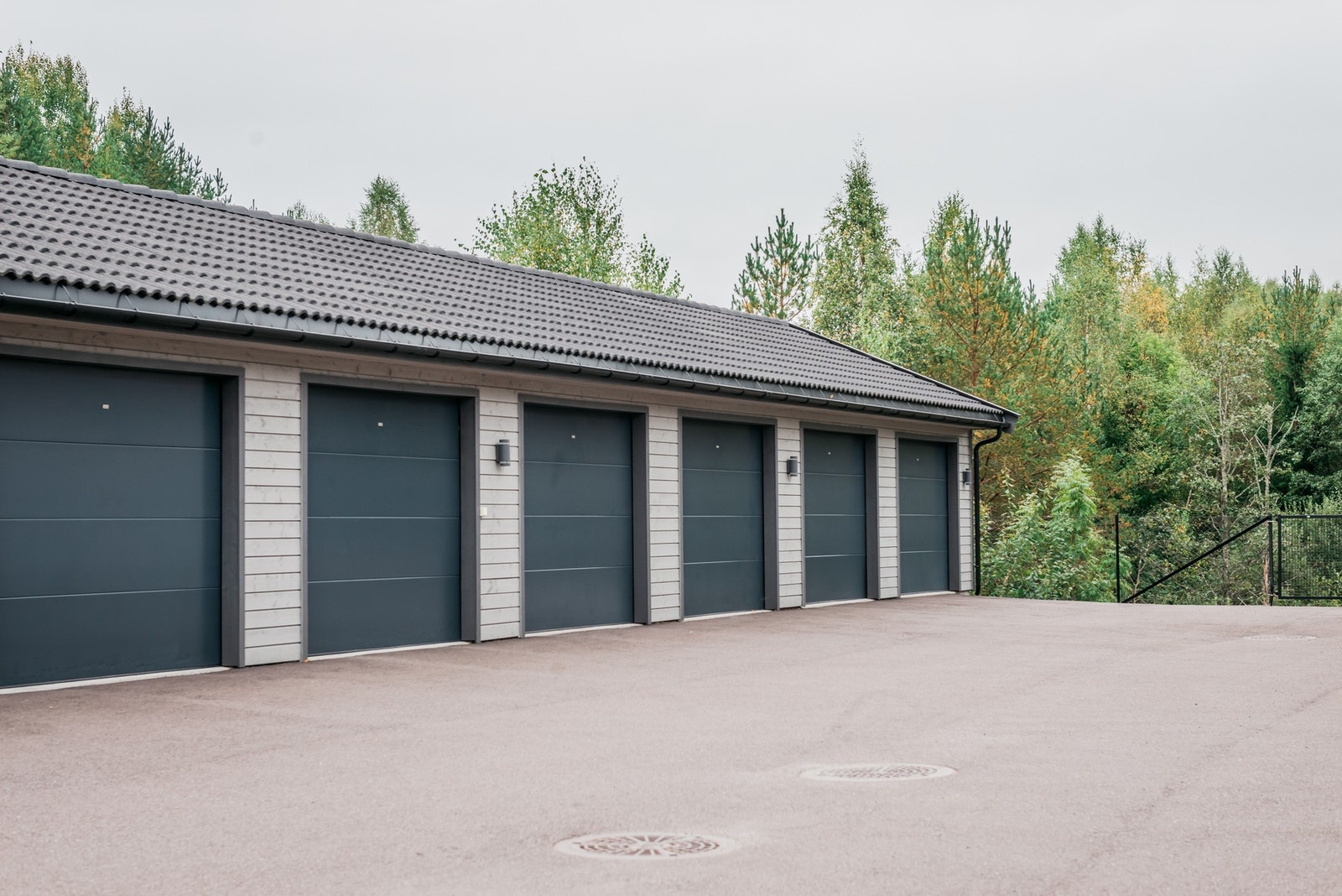 Leiligheten disponerer egen garasjeplass i felles rekke. Galleribilde