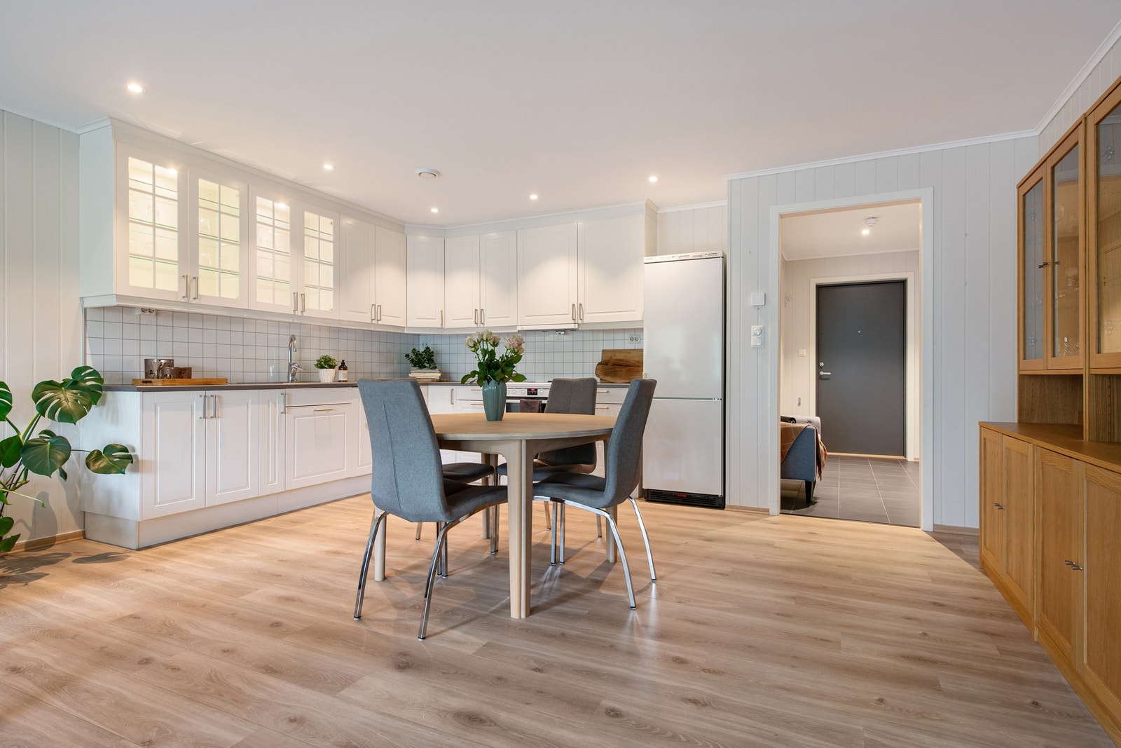 Kjøkken og stue i åpen løsning for en god sosial sone. Det er vannbåren varme i alle gulv. Galleribilde