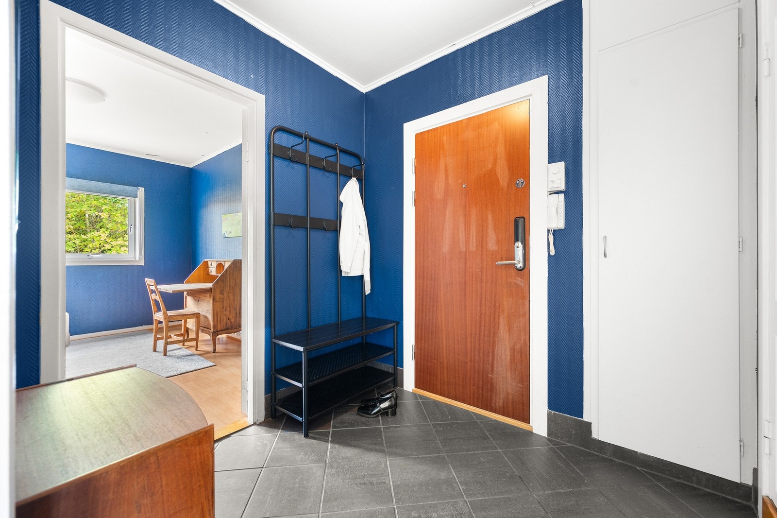 Her er det plassbygget skap, og muligheter for kommode og skohylle. Det er montert calling-anlegg som gjør det enklere å slippe inn gjester fra gateplan. Galleribilde