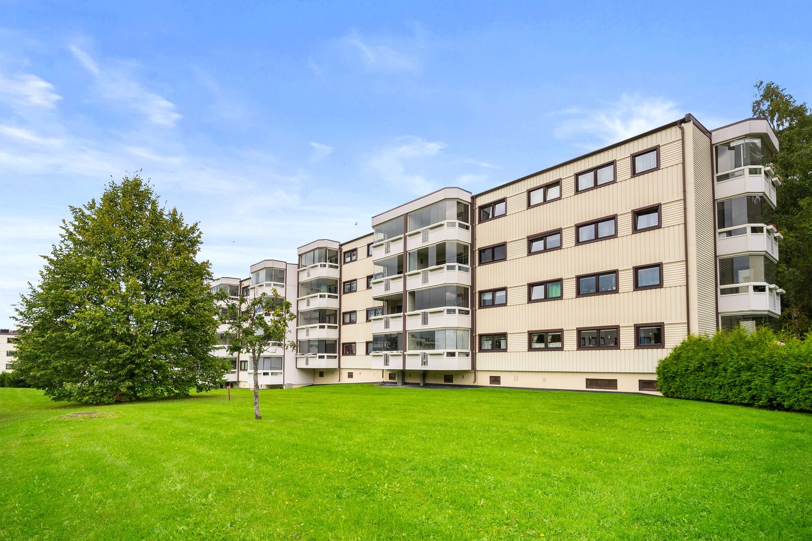 For rekreasjon og friluftsliv byr nærområdet på flotte turmuligheter. Rådhusparken og Langvannet er populære møtesteder, sistnevnte med en barnevennlig badeplass på sommerstid. Galleribilde