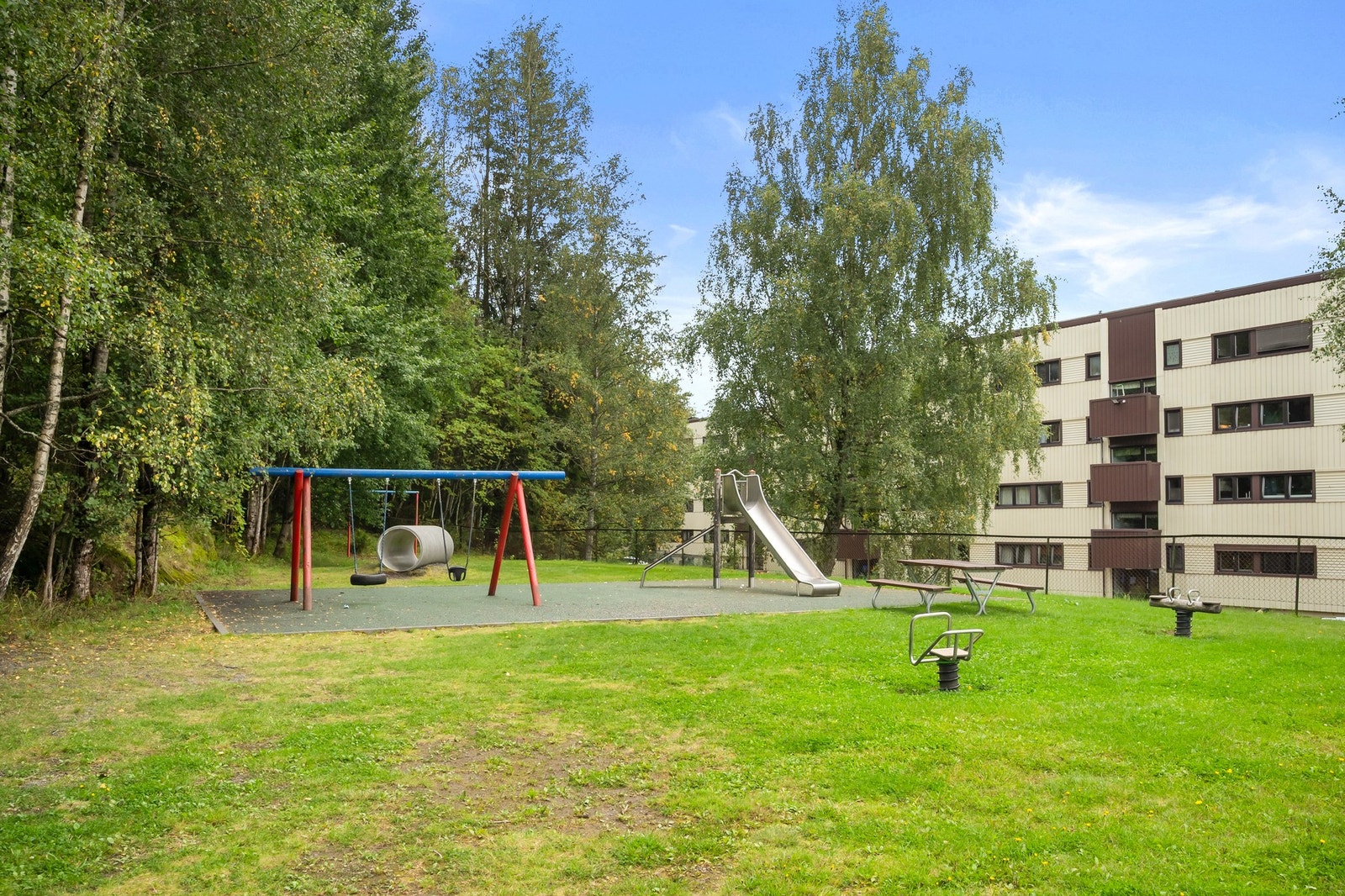Lørenskog sentrum bussterminal ligger kun ca. 500 meter unna, med hyppige avganger mot blant annet Oslo bussterminal, Helsfyr, Økern og Lillestrøm. Galleribilde