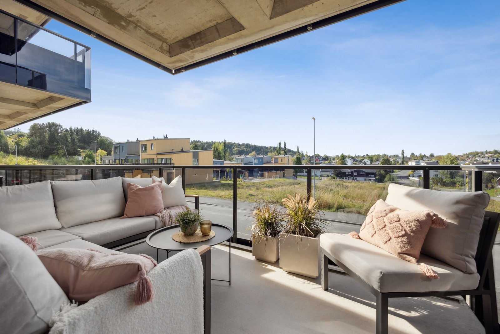 Balkongen er overbygd som gjør at den kan brukes gjennom flere årstider. Her kan man nyte fine sommerdager! Galleribilde