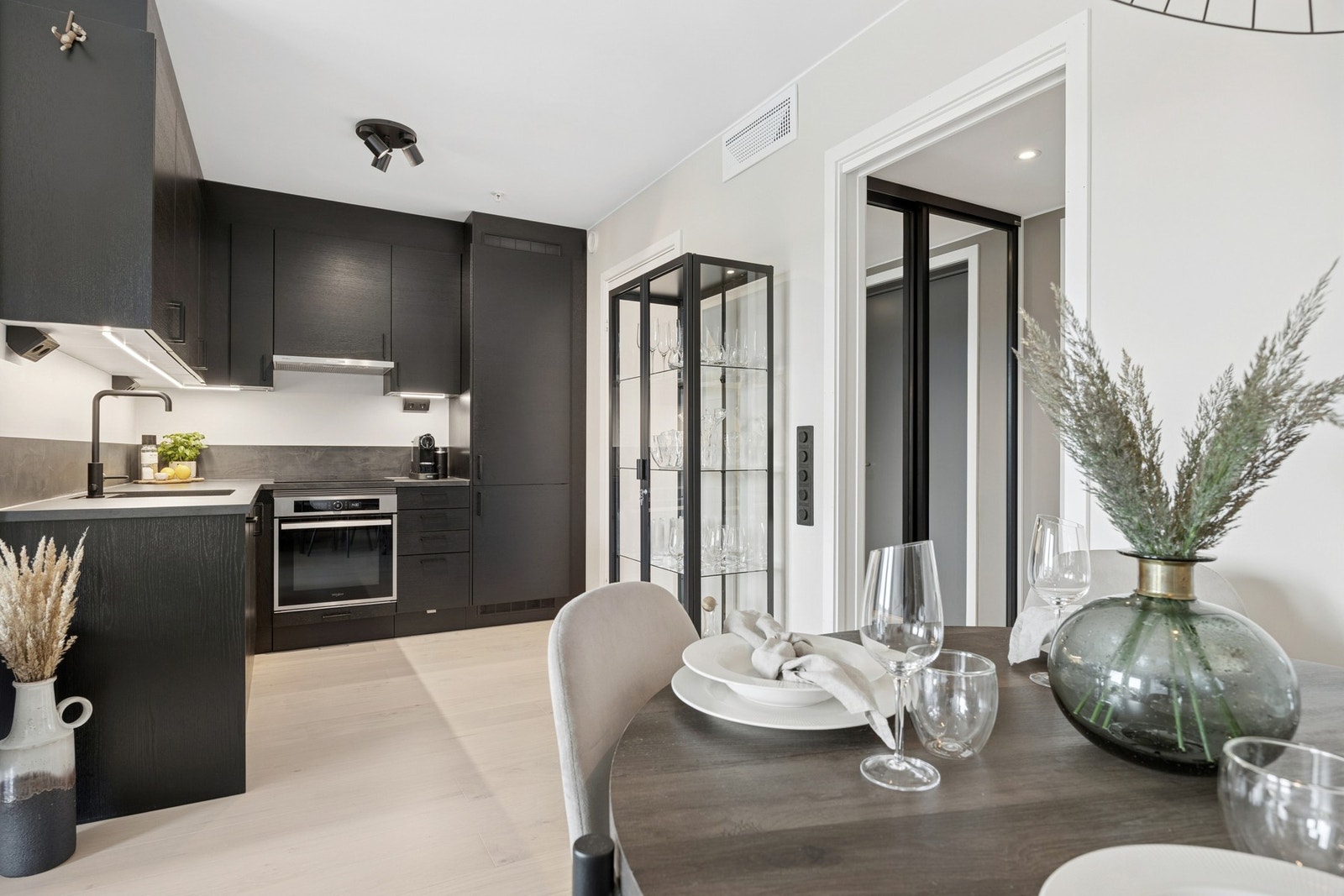 Den åpne løsningen mot stuen skaper en sosial og funksjonell sone - ideell for både hverdagsliv og gjester. Galleribilde