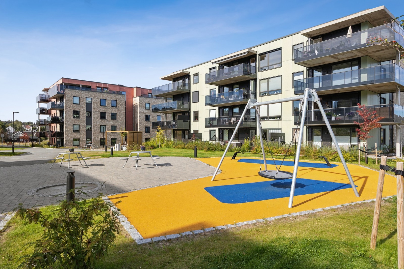 Fra leiligheten er det kort vei til skoler, barnehager, dagligvare og kollektivforbindelser. City Syd ligger bare 4 minutter unna med bil. Galleribilde