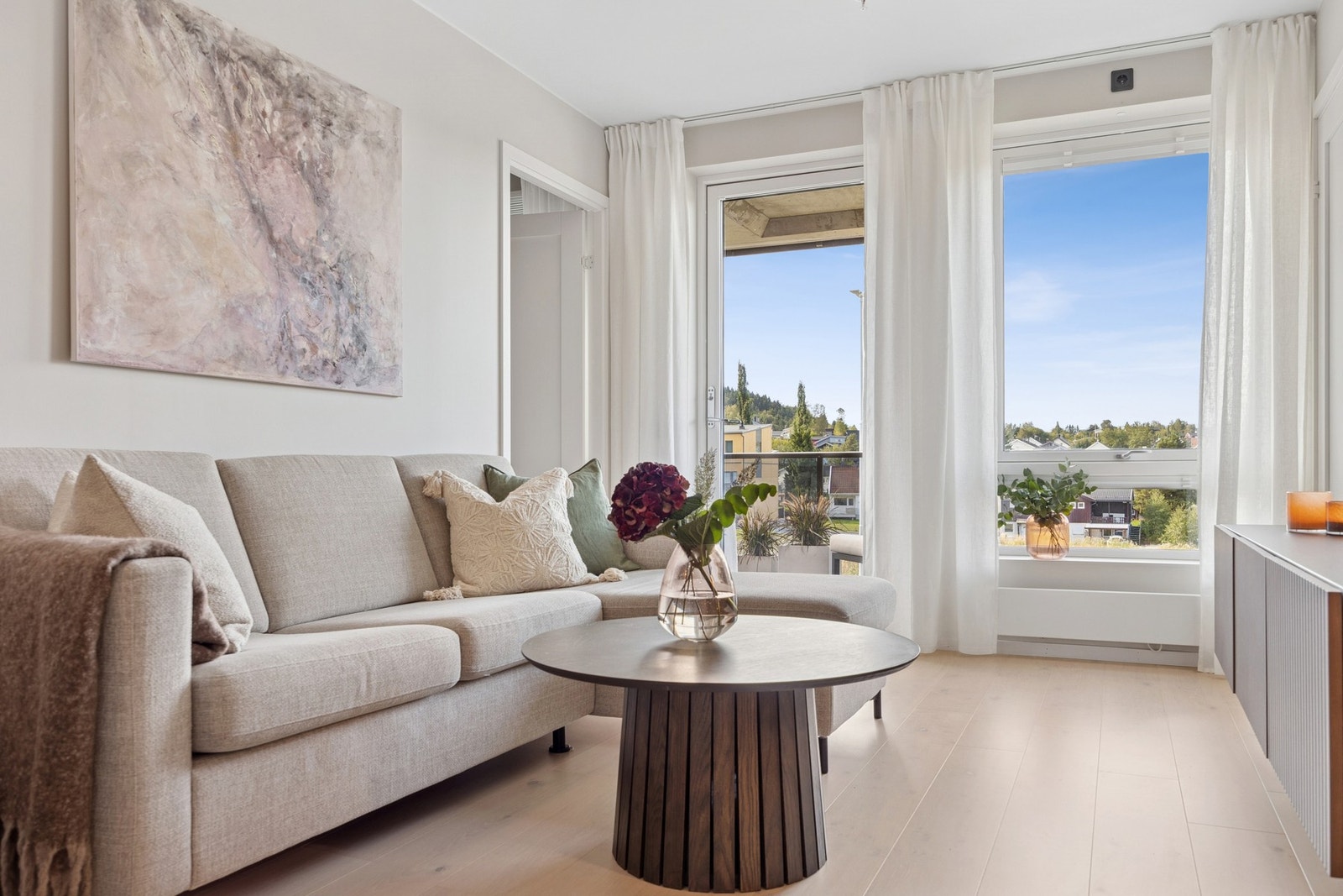 Fra stuen er det utgang til en balkong på 8 kvm. som har en flott utsikt, og god plass til utemøbler. Galleribilde