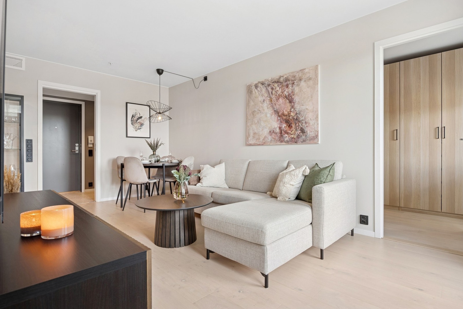 De lyse fargene gjør det enkelt å sette sitt eget preg på rommet gjennom diverse dekor og interiør. Galleribilde