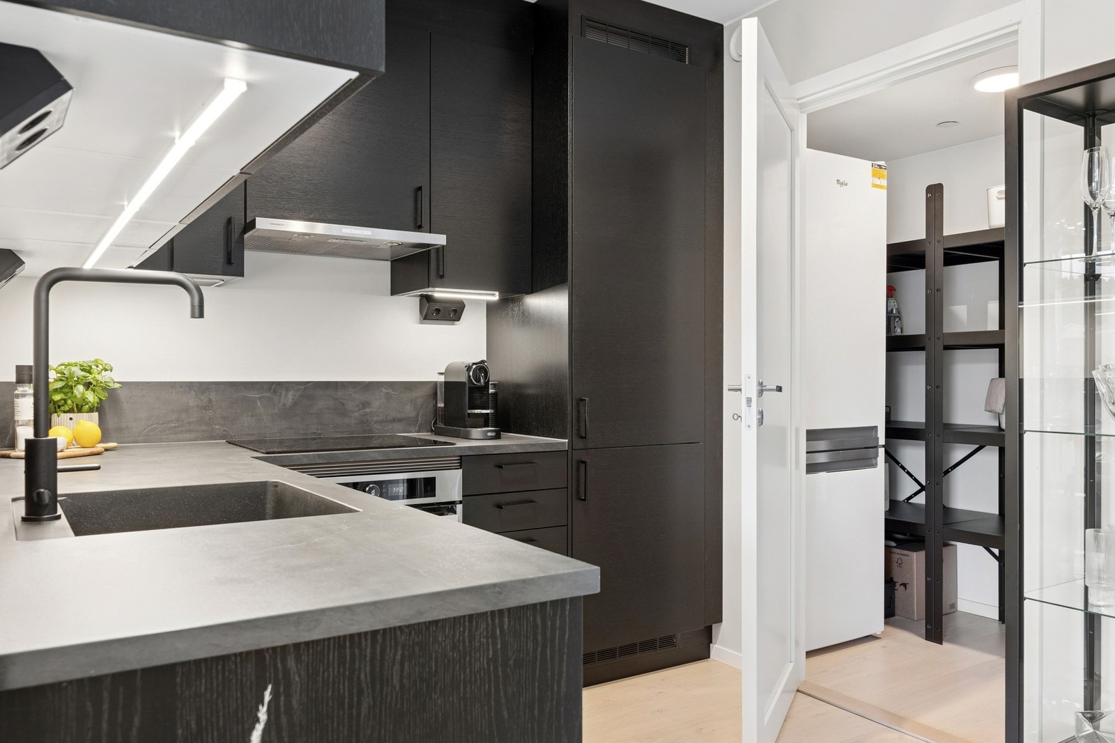 Fra kjøkkenet har man inngang til en praktisk bod som sørger for godt med lagringsplass. Galleribilde