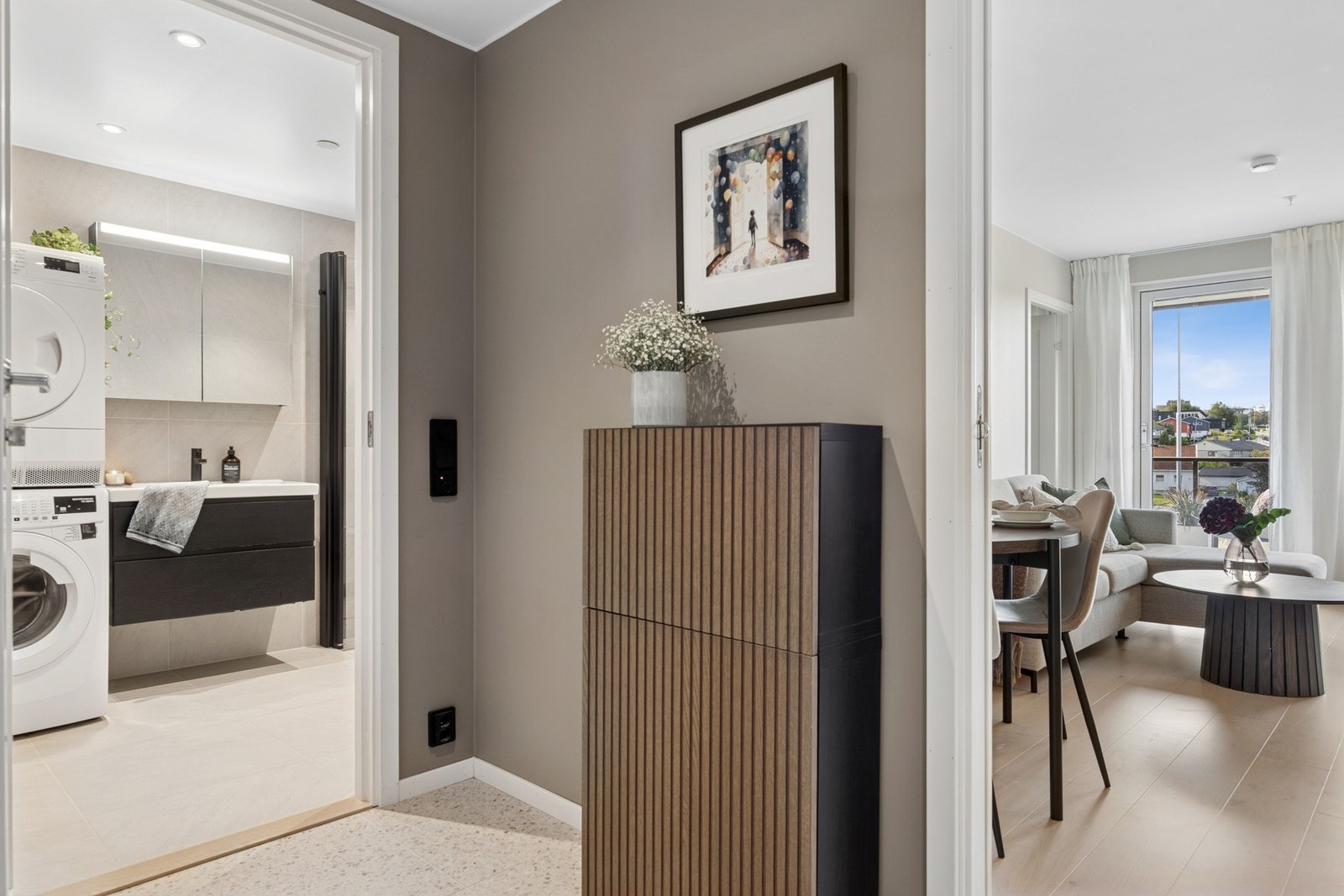 Entré og baderom har downlights i himling. Merk der flisene i Entréen. Galleribilde