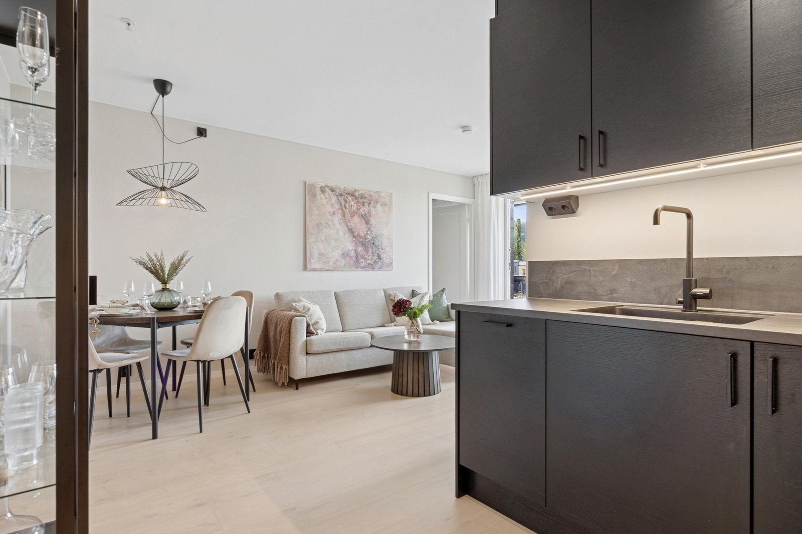 Kjøkkenet er godt utbygget med skap, skuff og benkeplass. Galleribilde