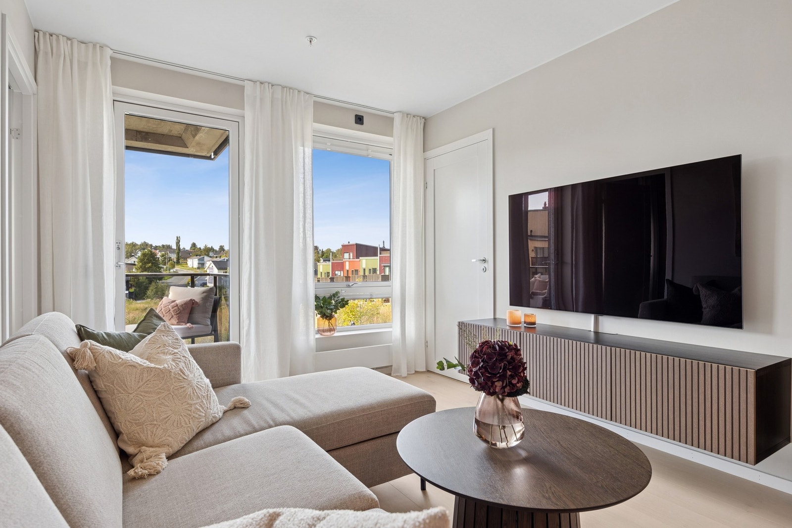 Store vindusflater sørger for rikelig med naturlig lysinnslipp. Er også montert solskjerming. Galleribilde