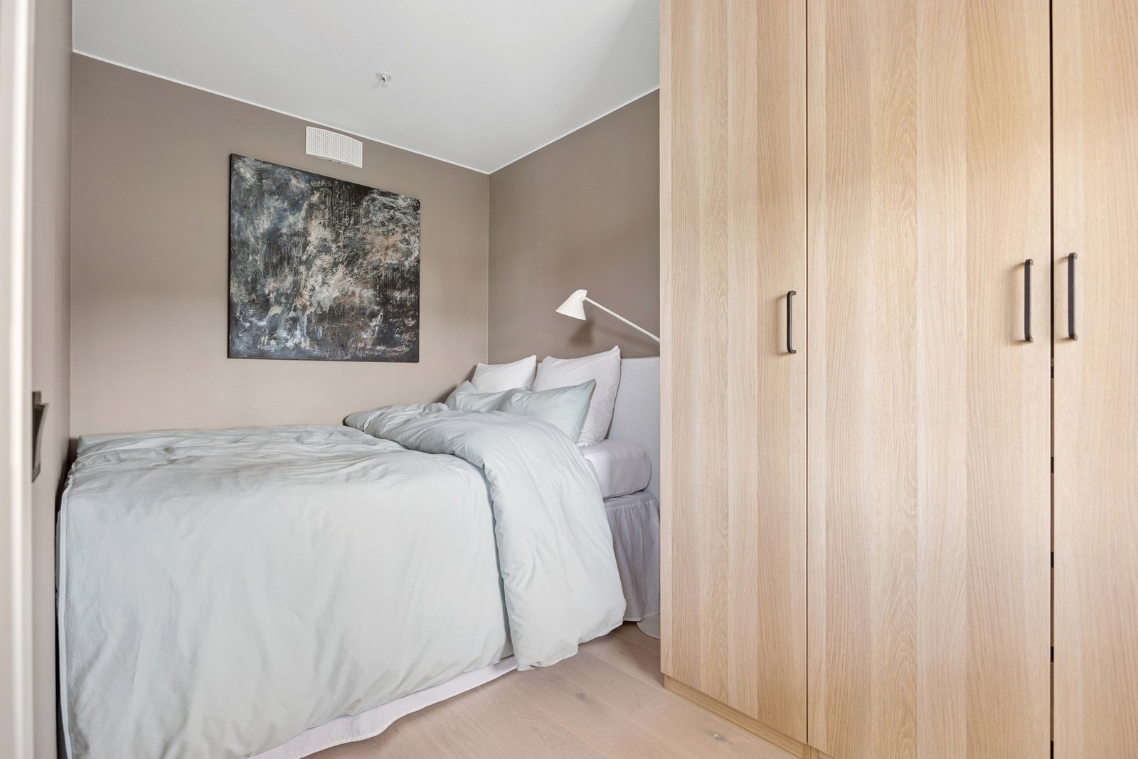 Hovedsoverommet har plass til både dobbeltseng og garderobeløsning. Galleribilde