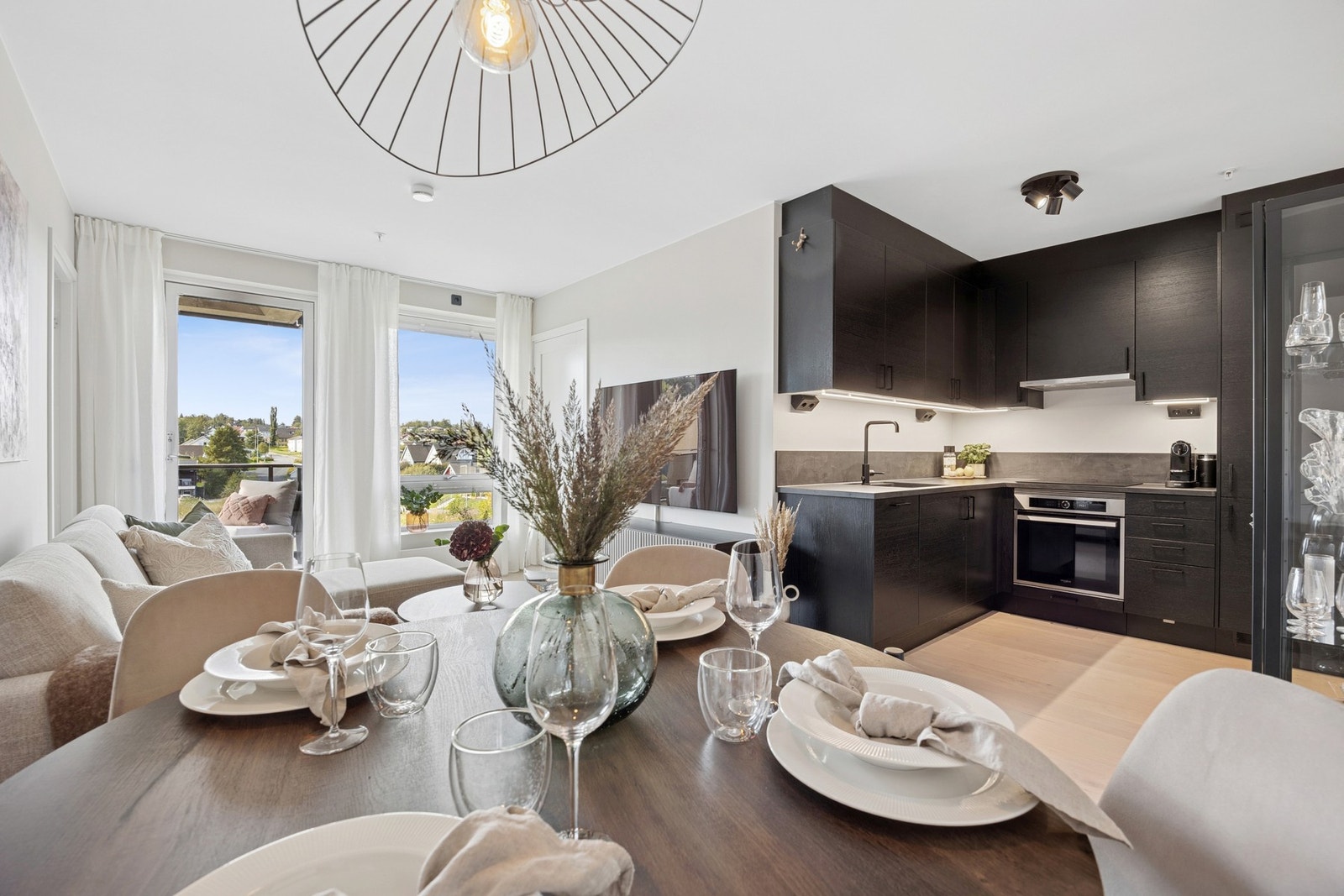 En lys og stilren 3-roms selveierleilighet med god planløsning og fin beliggenhet. Galleribilde