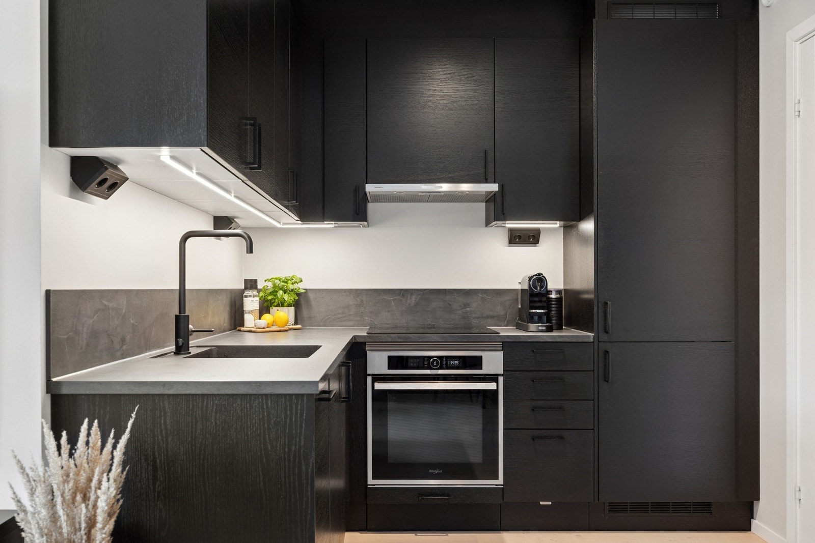 Kjøkkenet er stilrent og moderne, med sorte fronter og integrerte hvitevarer. Påkostet kjøkken! Galleribilde